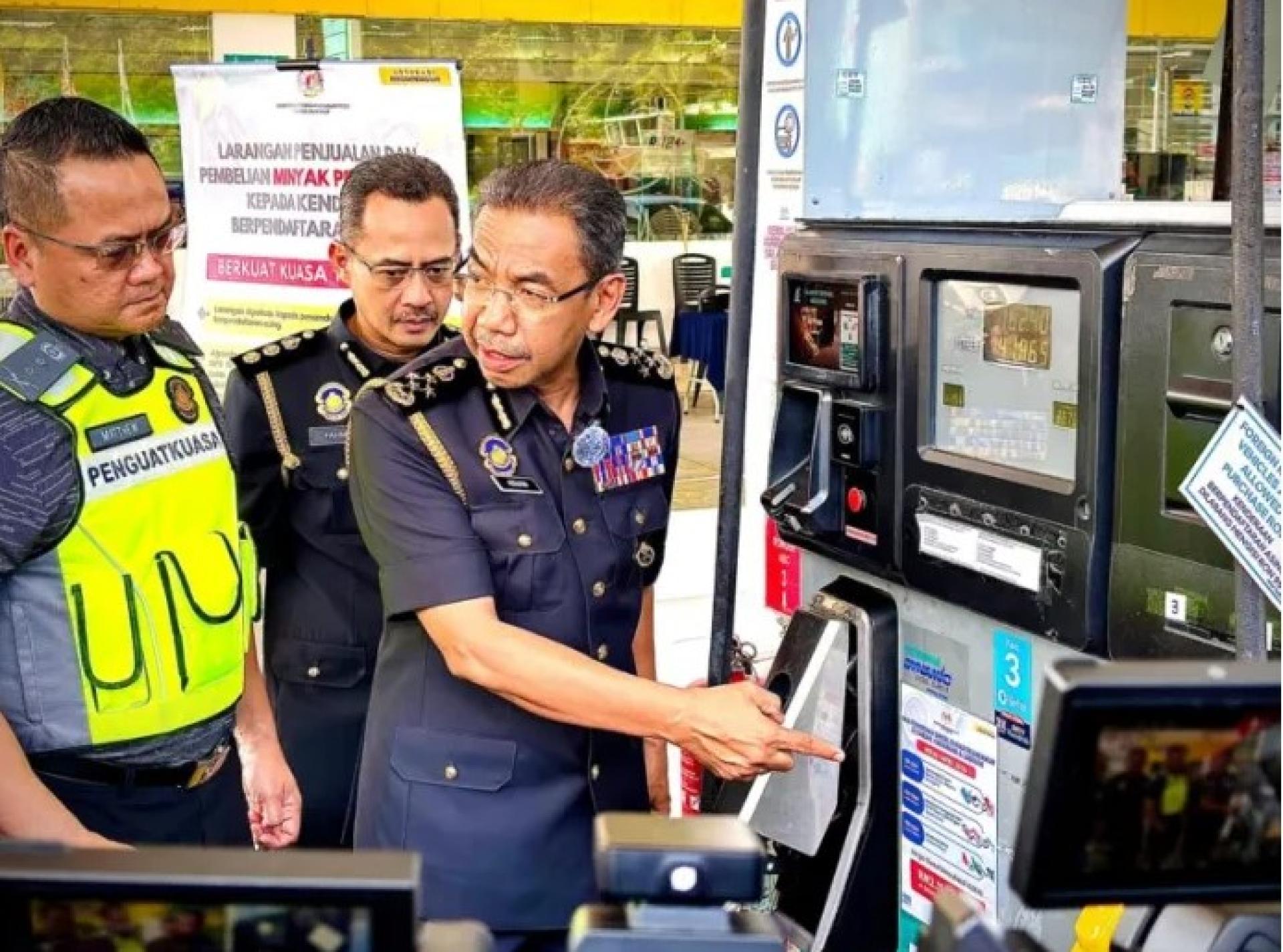 阿兹曼查看油站公告，列出柴油加油限额：轻型商用车50升、小型货车100升、大型车辆150升。