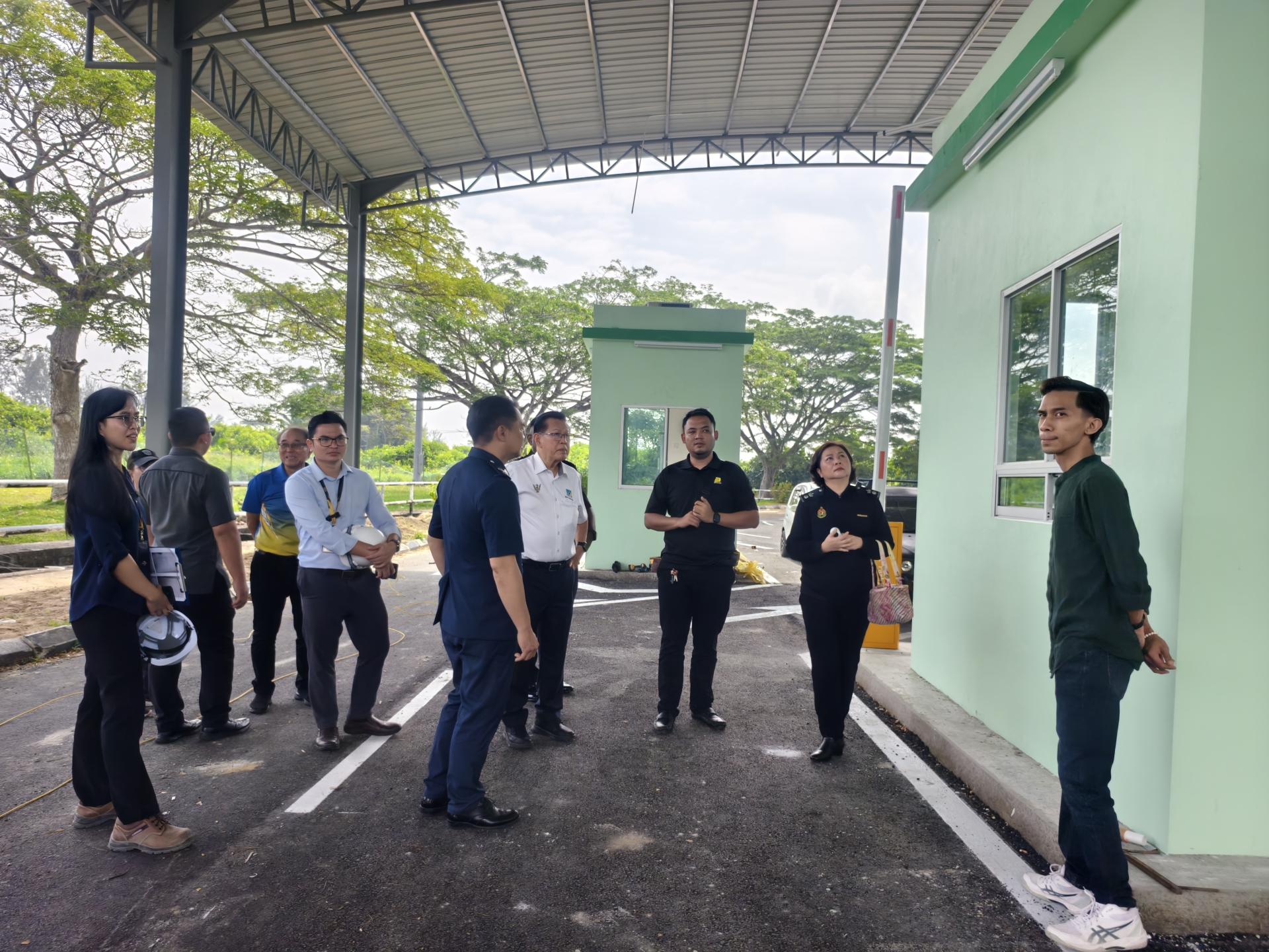 砂拉越交通部长拿督斯里李景胜（右4）今日巡视双溪都九移民、关税、检疫及安全综合关卡，实地了解工程进度。
