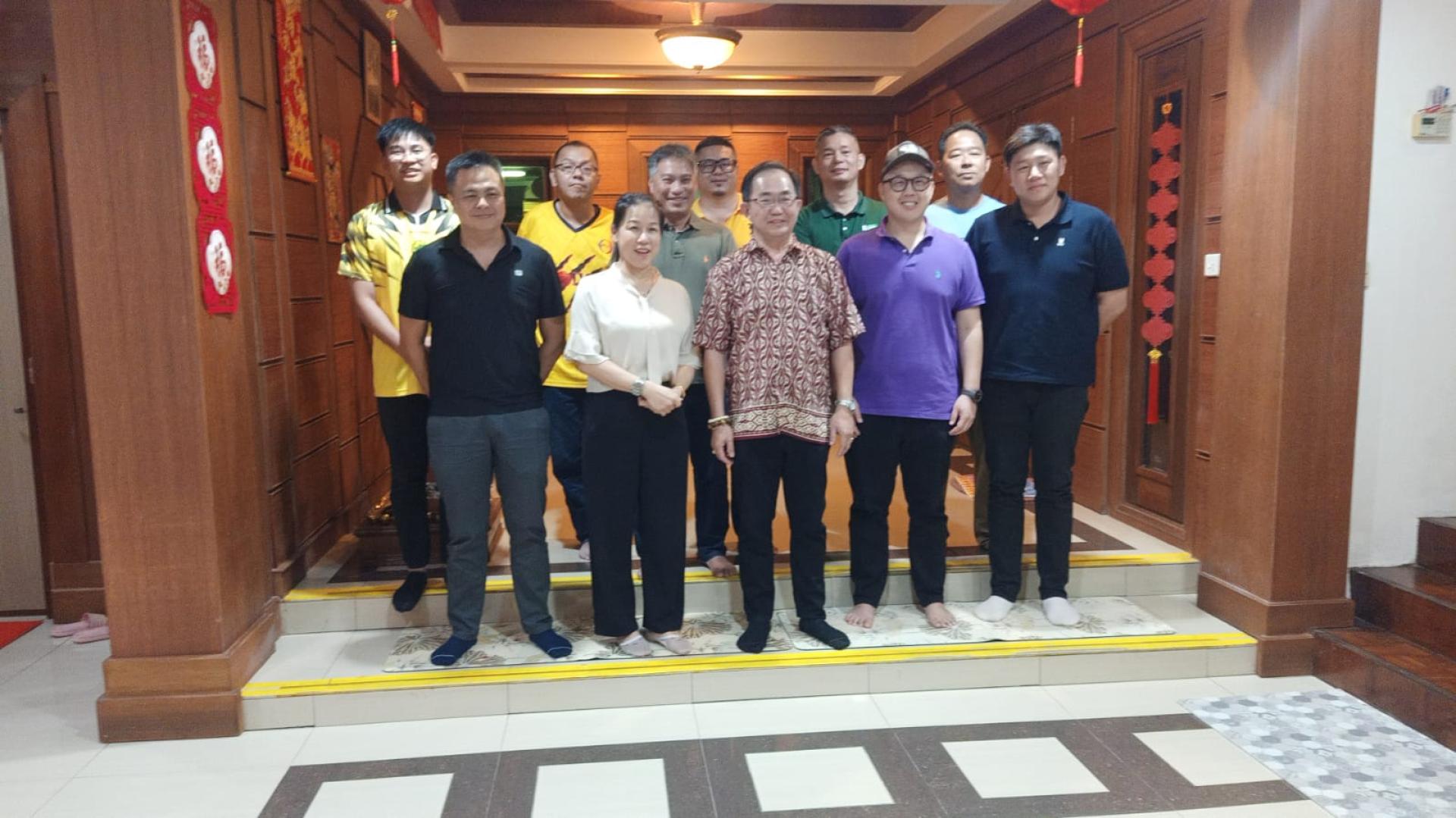 斯市中华总商会青商团团长林源泰与该执委合影