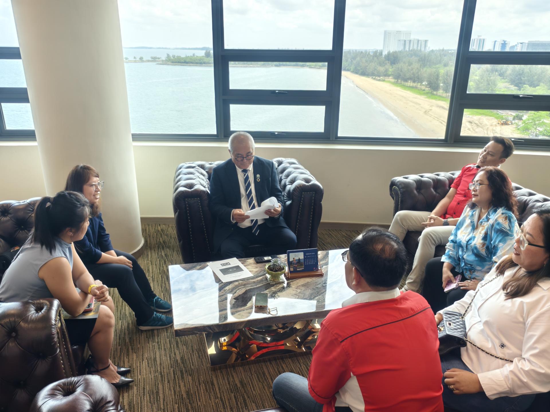 俞小珊（中）在市政局办公室接见北砂新闻从业员协会理事，交流海洋环保与旅游发展课题。