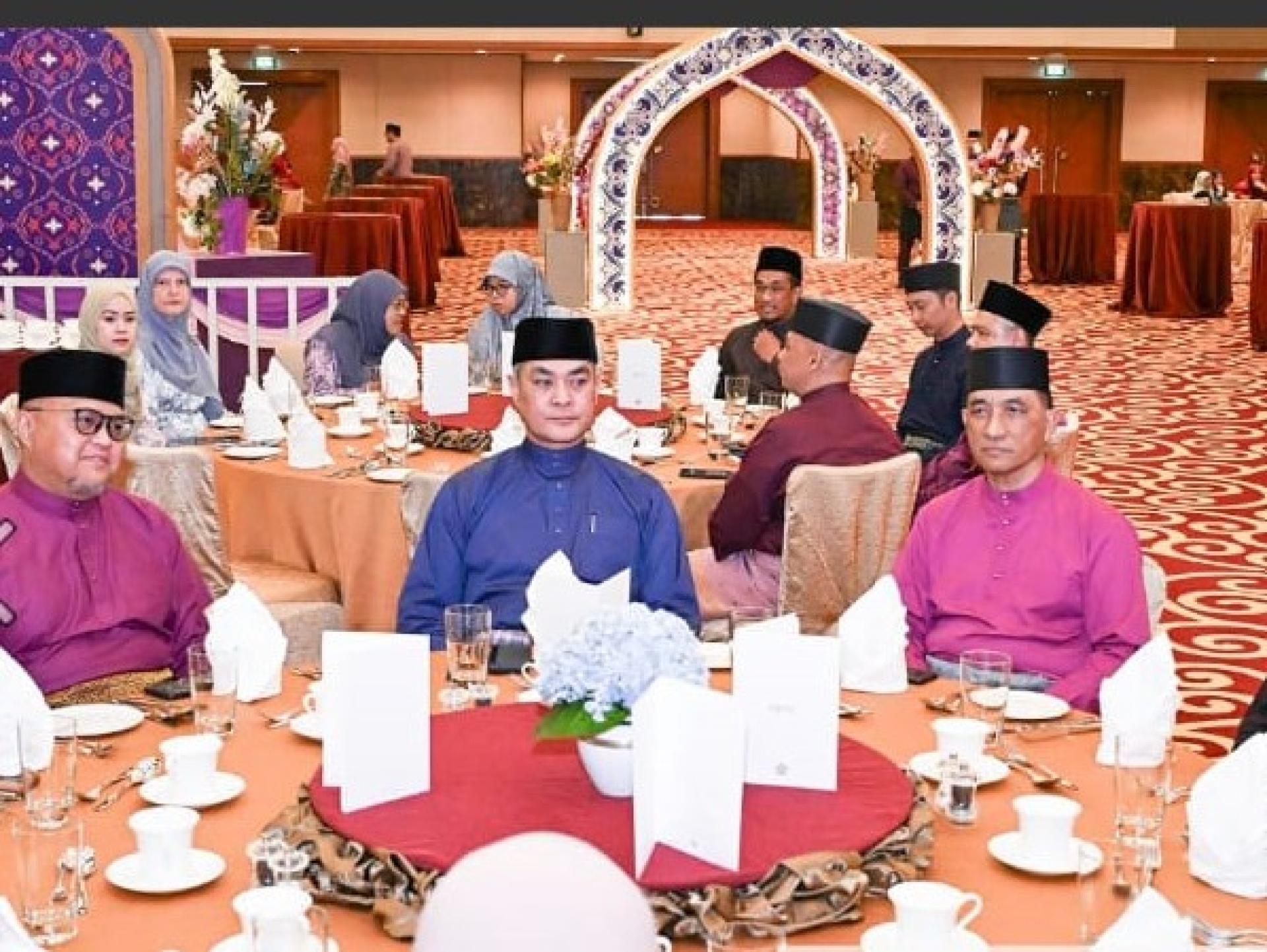 汶莱伊斯兰银行董事会主席、内政部长拿督阿马丁出席开斋节庆祝活动