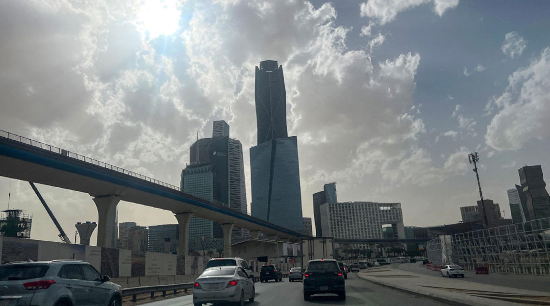 在沙地利雅得阿卜杜拉国王金融区（KAFD），民众如常生活。3月31日，利雅得发生多起爆炸。