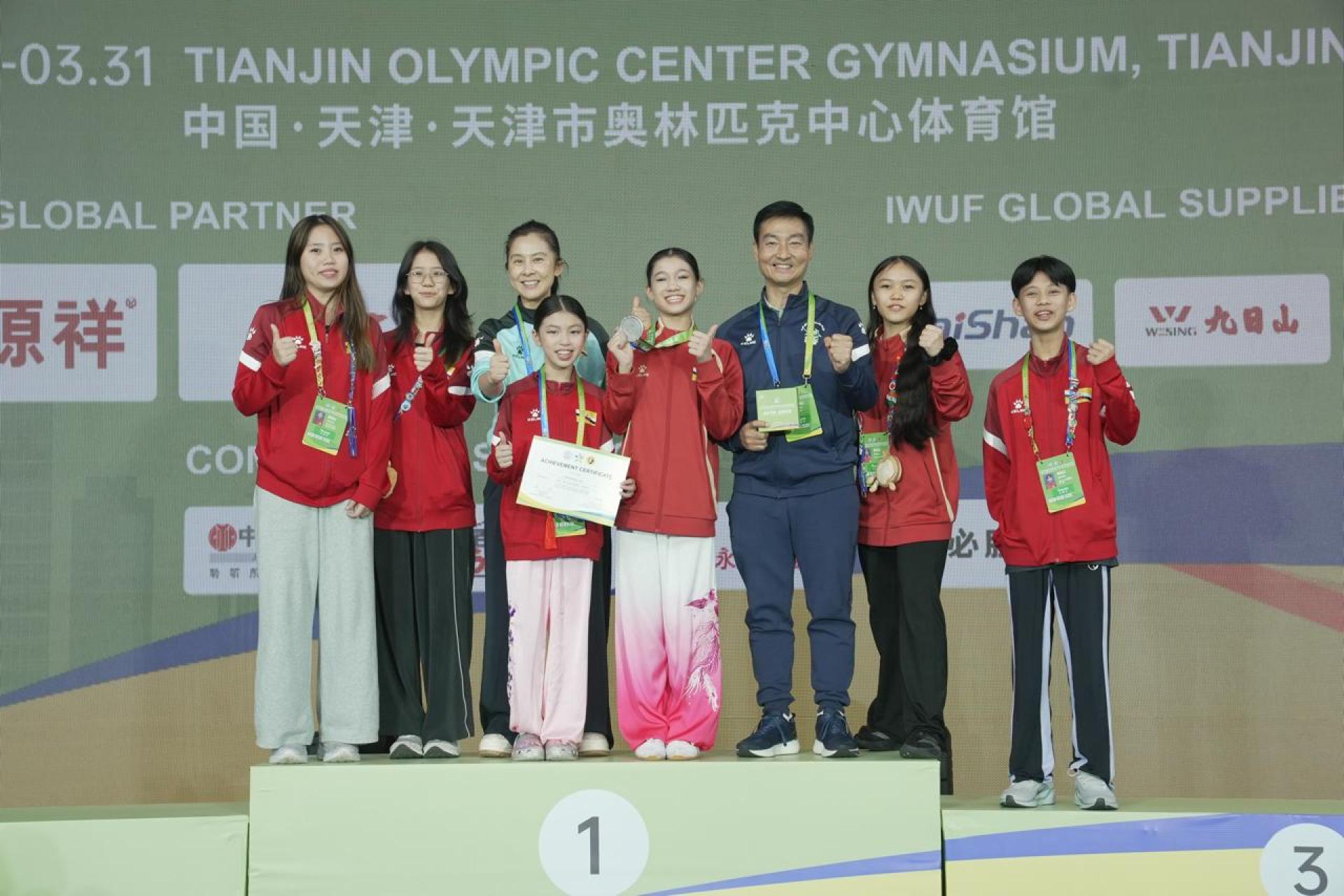 汶莱武术总教练李辉和赵春捷教练与获奖牌选手及运动员合影