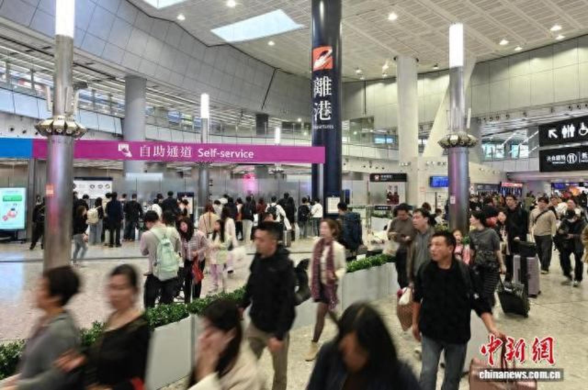 北上的香港市民和南下的内地旅客摩肩接踵“双向奔赴”。（档案照）