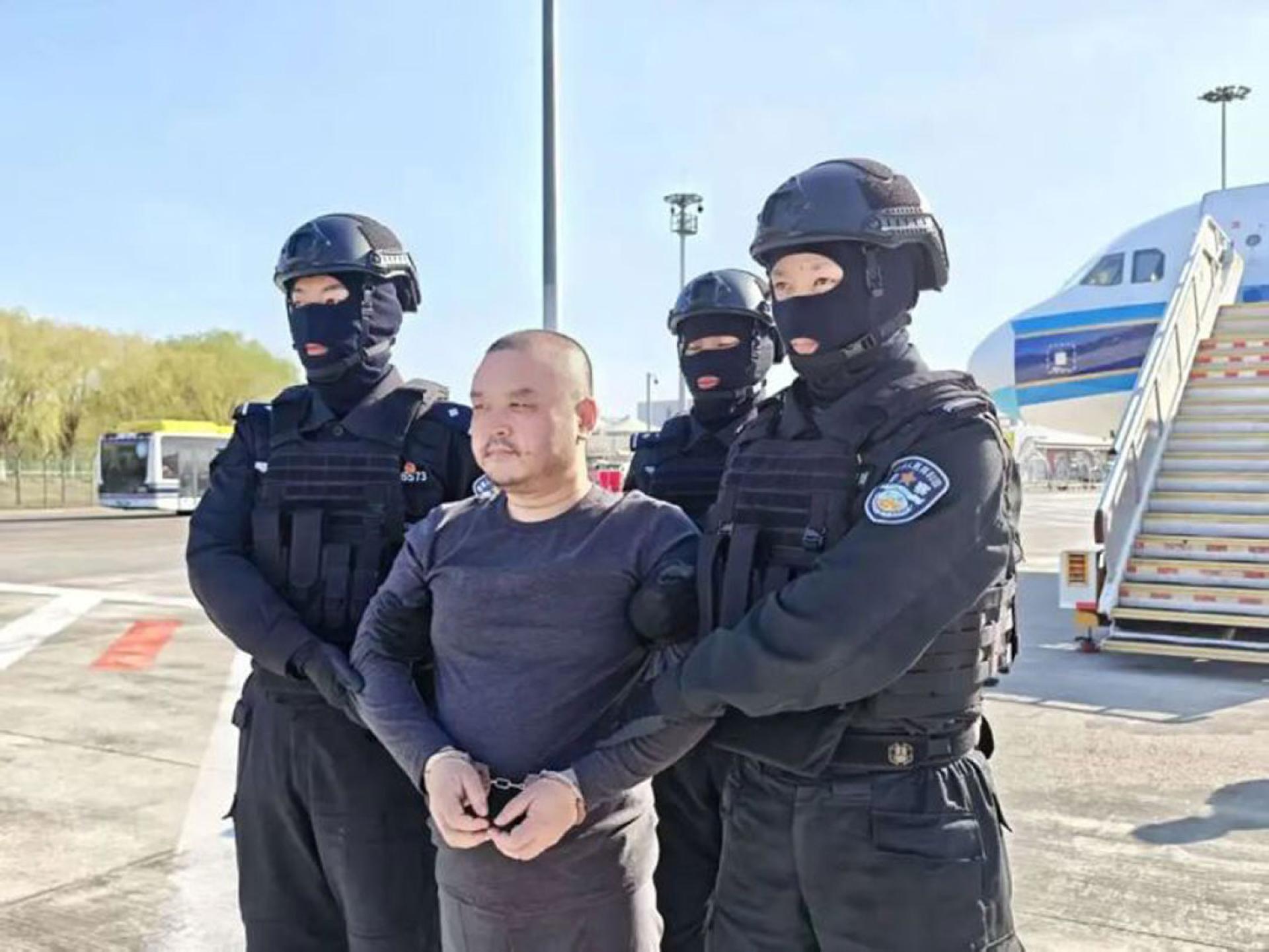 中国公安部将陈志的同党李雄从柬埔寨首都金边押解回中国。