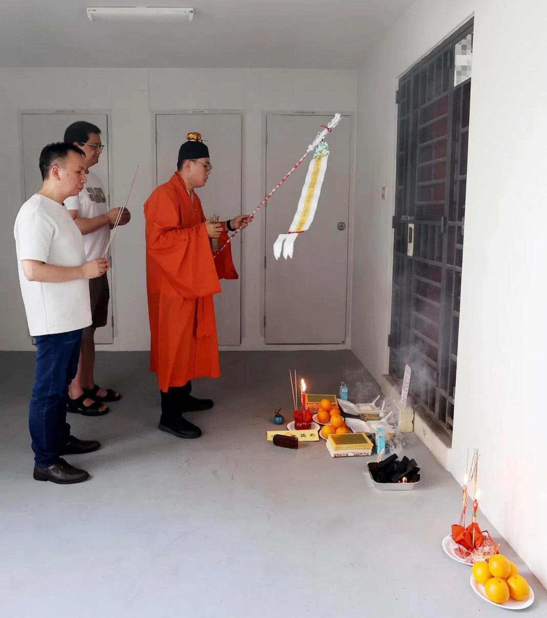 死者徐娜的昔日同窗事后找法师上门为徐娜父女进行招魂仪式。