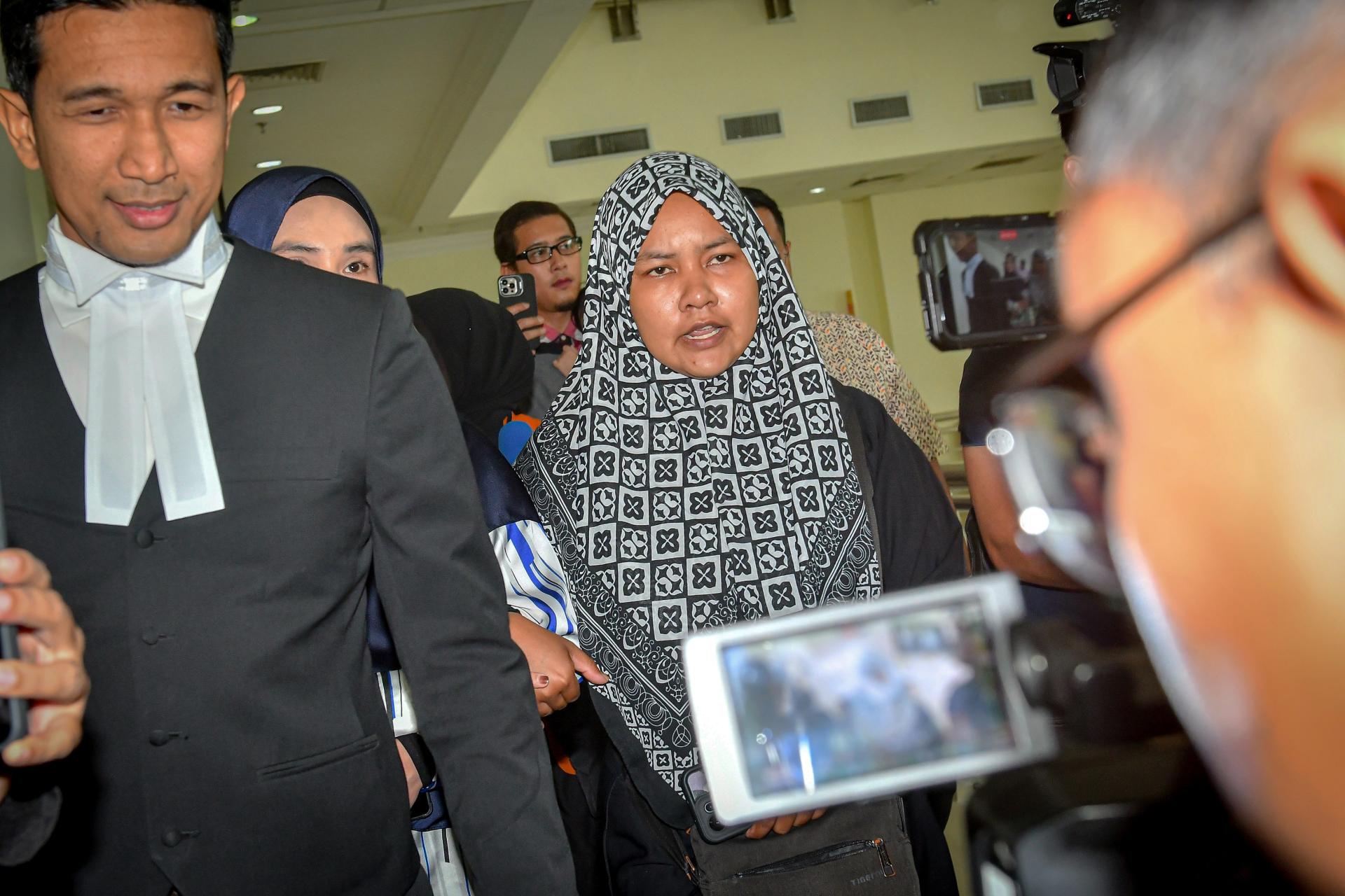 诺娜迪雅（左2）在律师及非政府组织人员陪同下，出现在法庭。