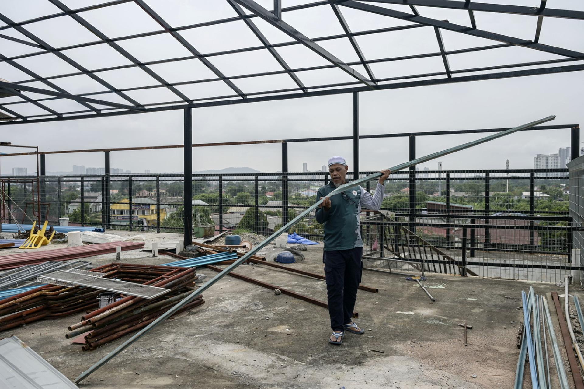 转眼一年已过，阿斯里坦言，自气爆事件发生后，家长对安全问题的担忧，导致该诵经学院的招生人数略受影响。