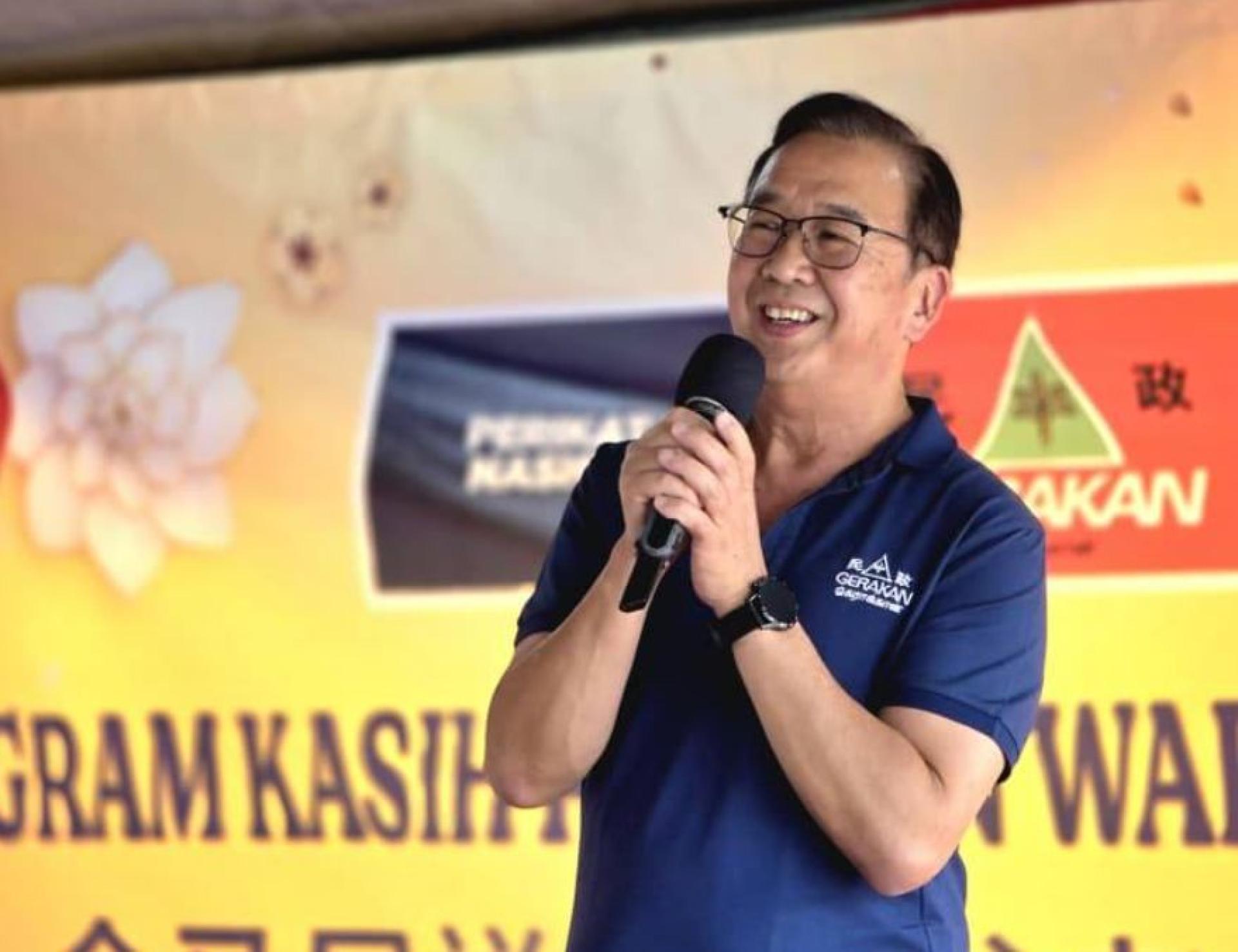 刘华才促请”马达尼“政府不要只是报喜不报忧，别老想在国际储备金增长邀功，应该解释在今年1月至3月期间，是不是又借了450亿令吉，同时没有偿还任何款项？