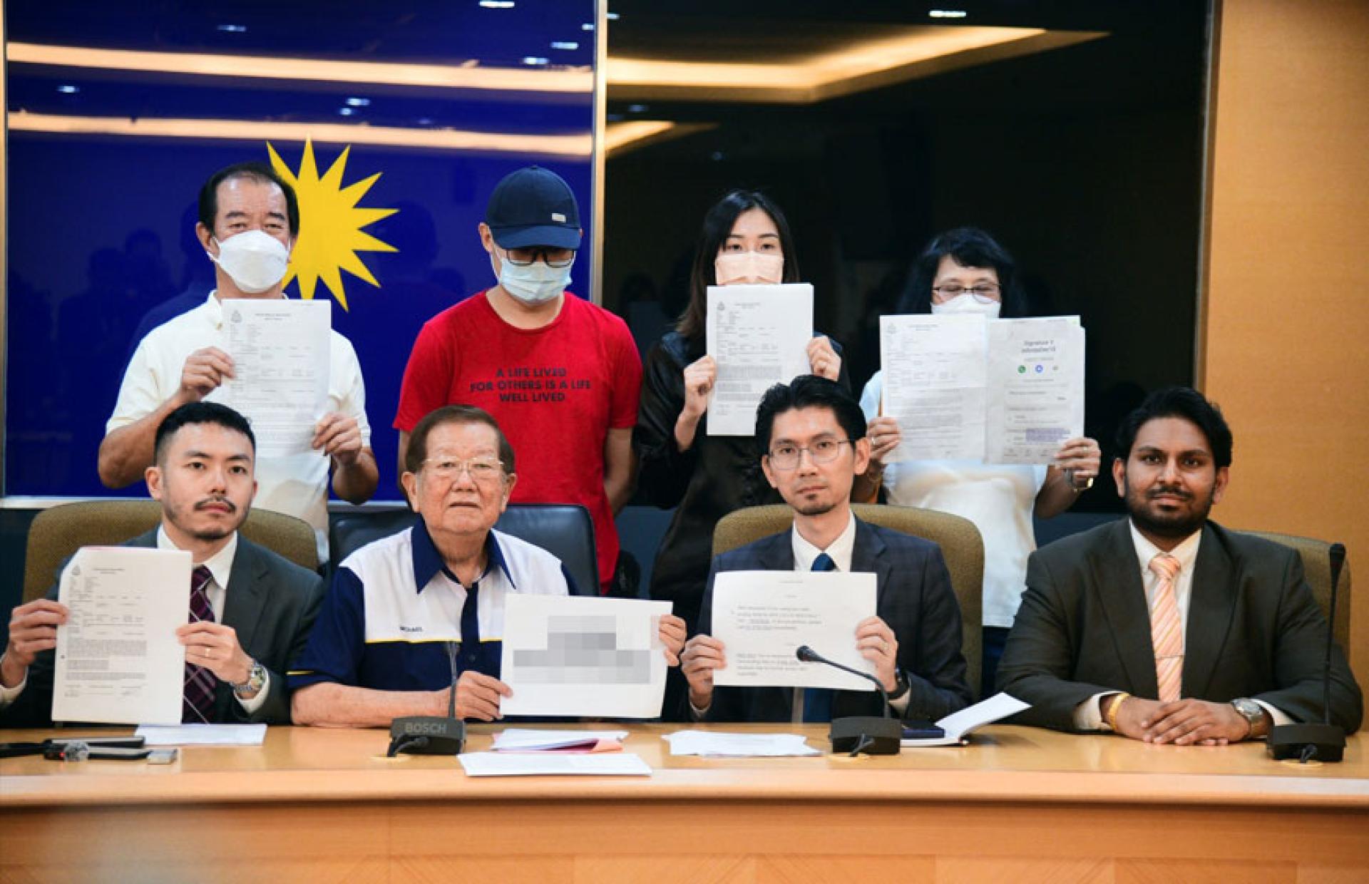 张天赐（前排左2）联同律师团张朝盛（前排左起）、张玮纶及阿伦，陪同受害者方先生（后排左起）、陈先生、温女士及陈女士召开记者会，提醒民众小心应对信用卡被盗刷问题。