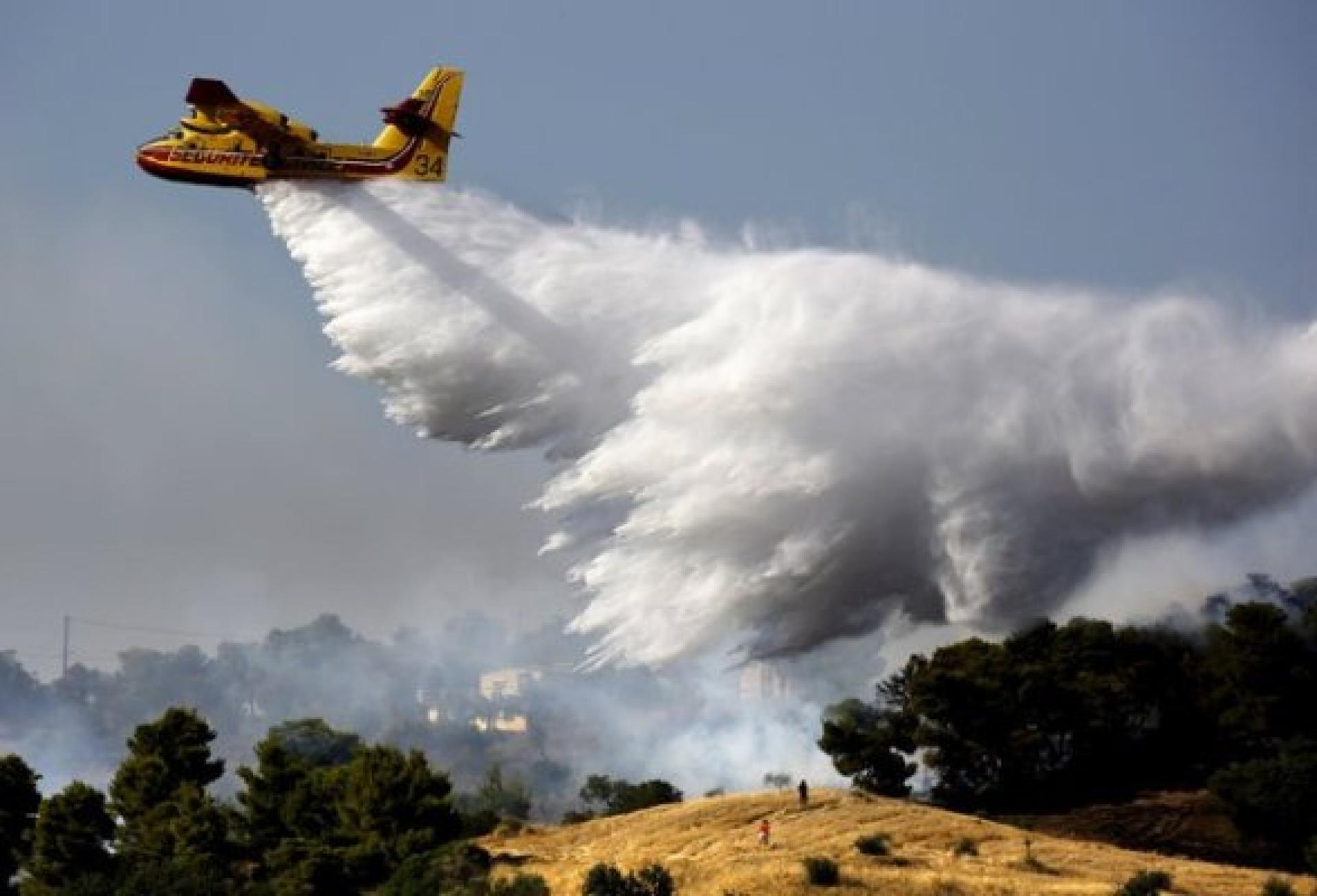 国家灾害管理机构将采取主动措施，于4月6日至9日在霹雳、吉打、玻璃市及柔佛展开4轮布云造雨行动，以提升受长时间炎热天气影响而下降的水坝蓄水量。（示意图）