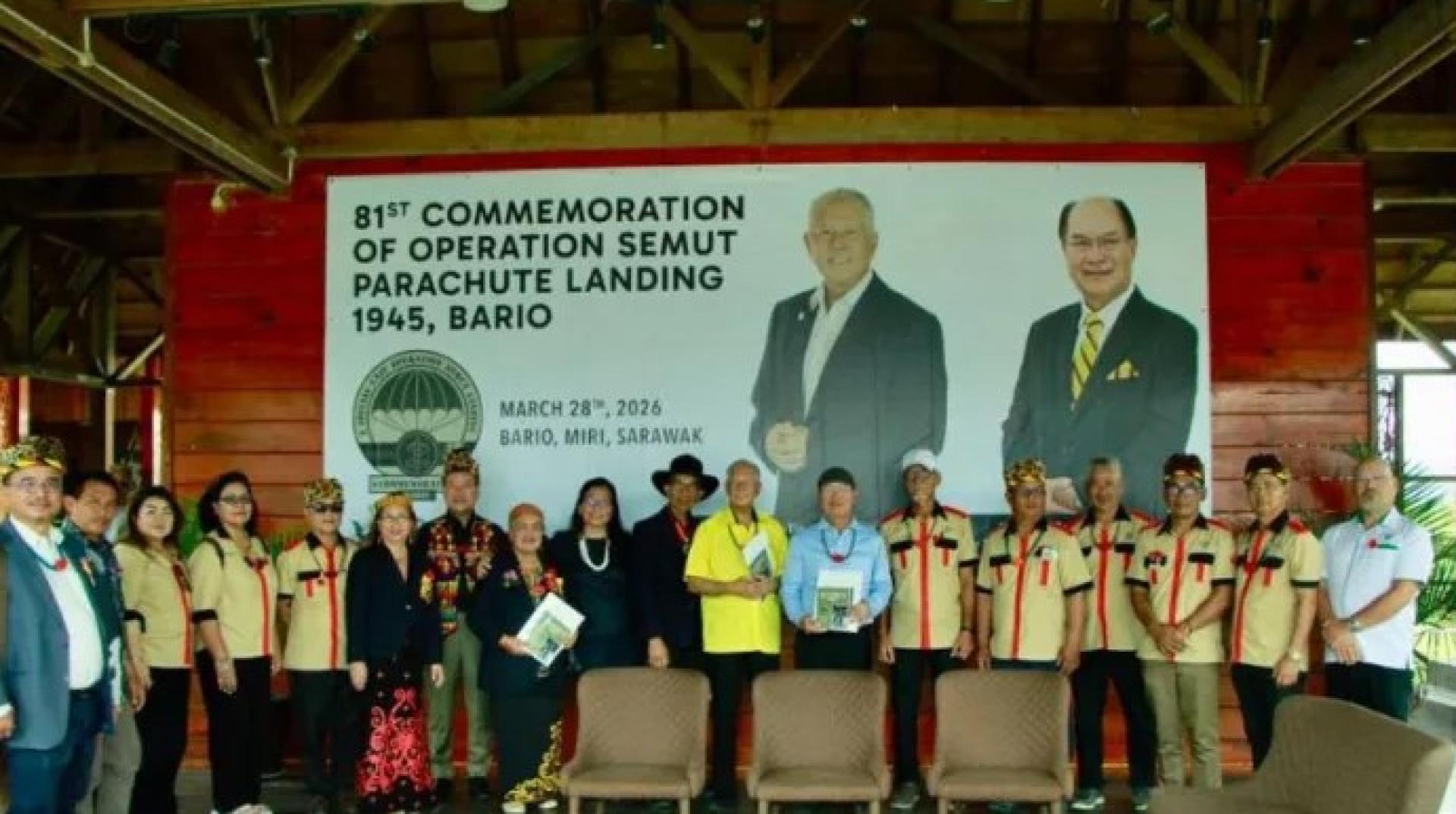 艾萨克（左7）、陈超耀（黄衬衫）及盖拉瓦特（蓝衬衫）与克拉比族社区成员一起，在2026年3月28于巴里奥主持“1945蚂蚁行动空降81周年纪念”活动。