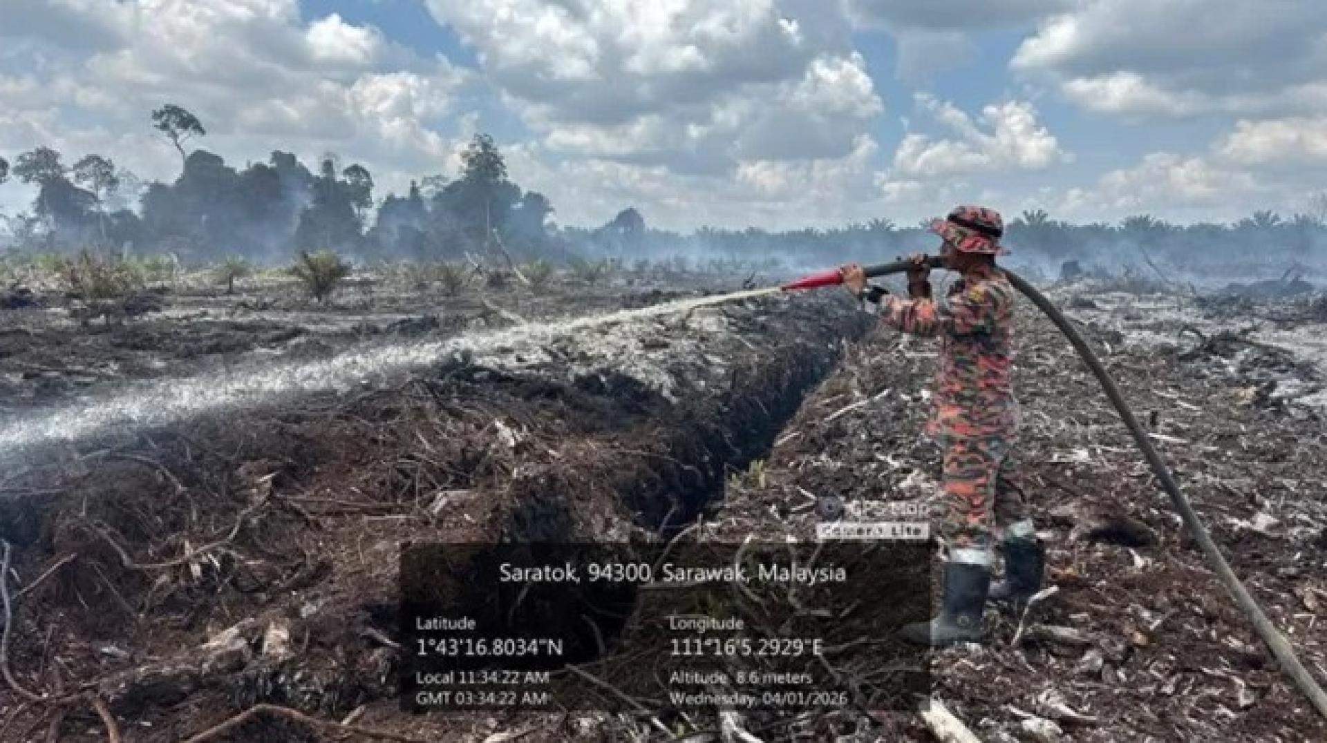 消防员于2026年4月1日在砂拉卓甘榜谷邦油棕园现场控制火势。