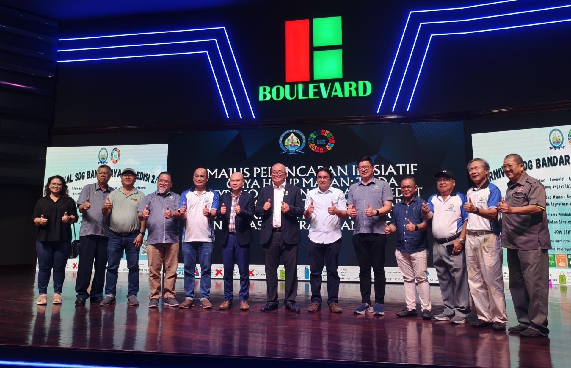 开幕仪式后，俞小珊与嘉宾合影留念。