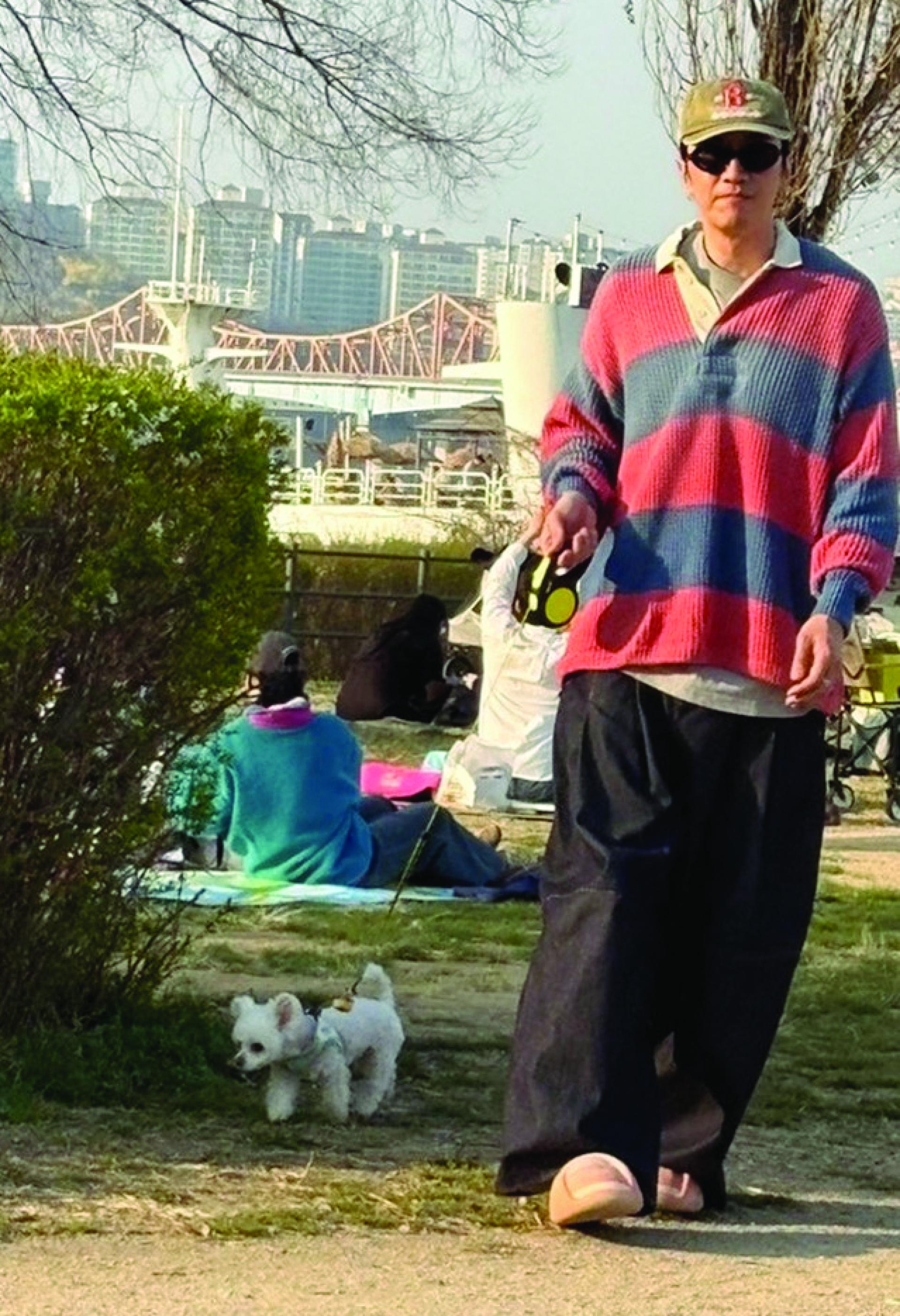 李光洙牵着李先彬的爱犬散步。