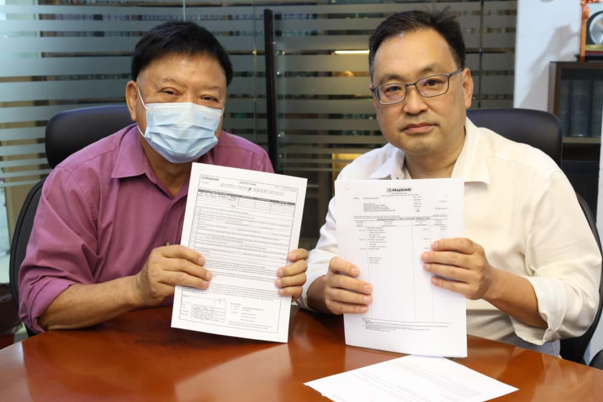 蔡先生（左）寻求张健仁的协助。