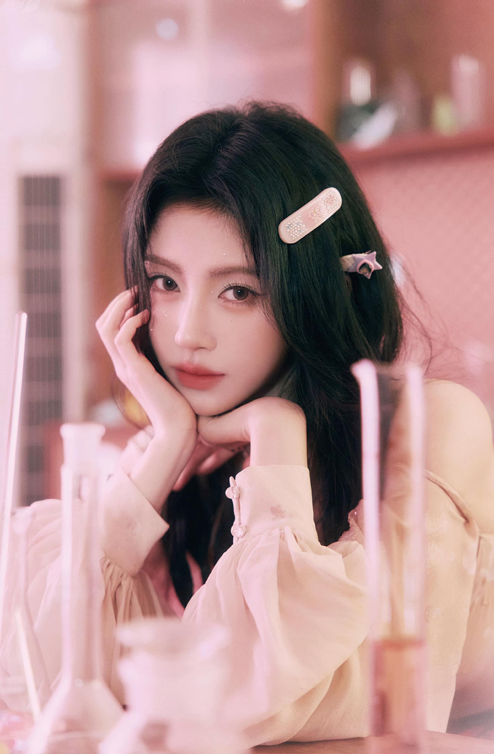 鞠婧祎和前经纪公司纷扰不断。