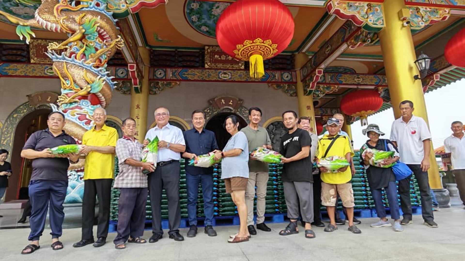 莲花山三清观慈善布施白米活动嘉宾合影。左5起为美里市长俞小珊、永久名誉顾问许庆璋、砂旅游副部长拿督陈超耀，以及美里莲花山三清观主席陈伯兴。