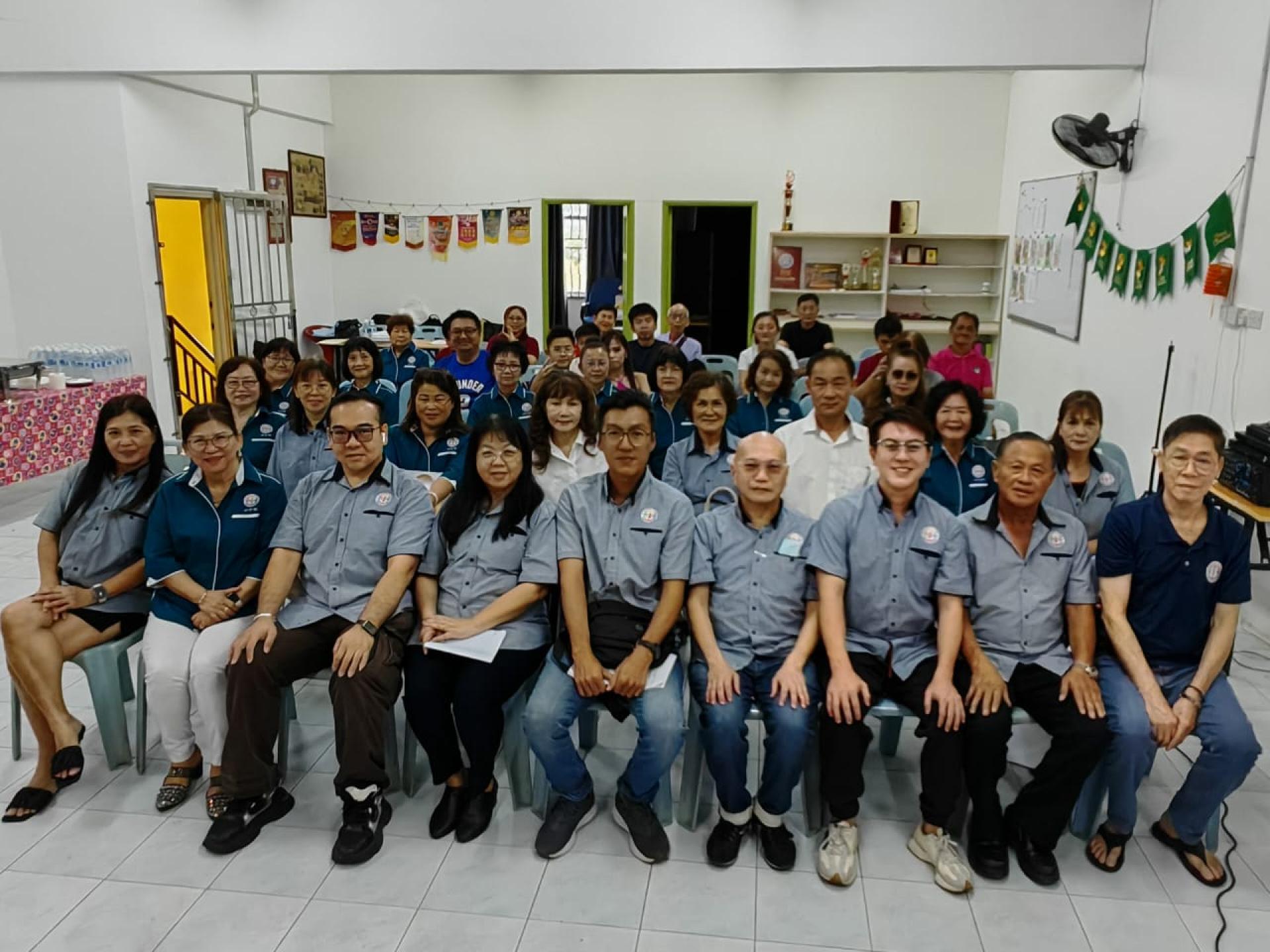 美里华人公会召开2026年度会员大会暨改选后，出席理事与会员合影留念。