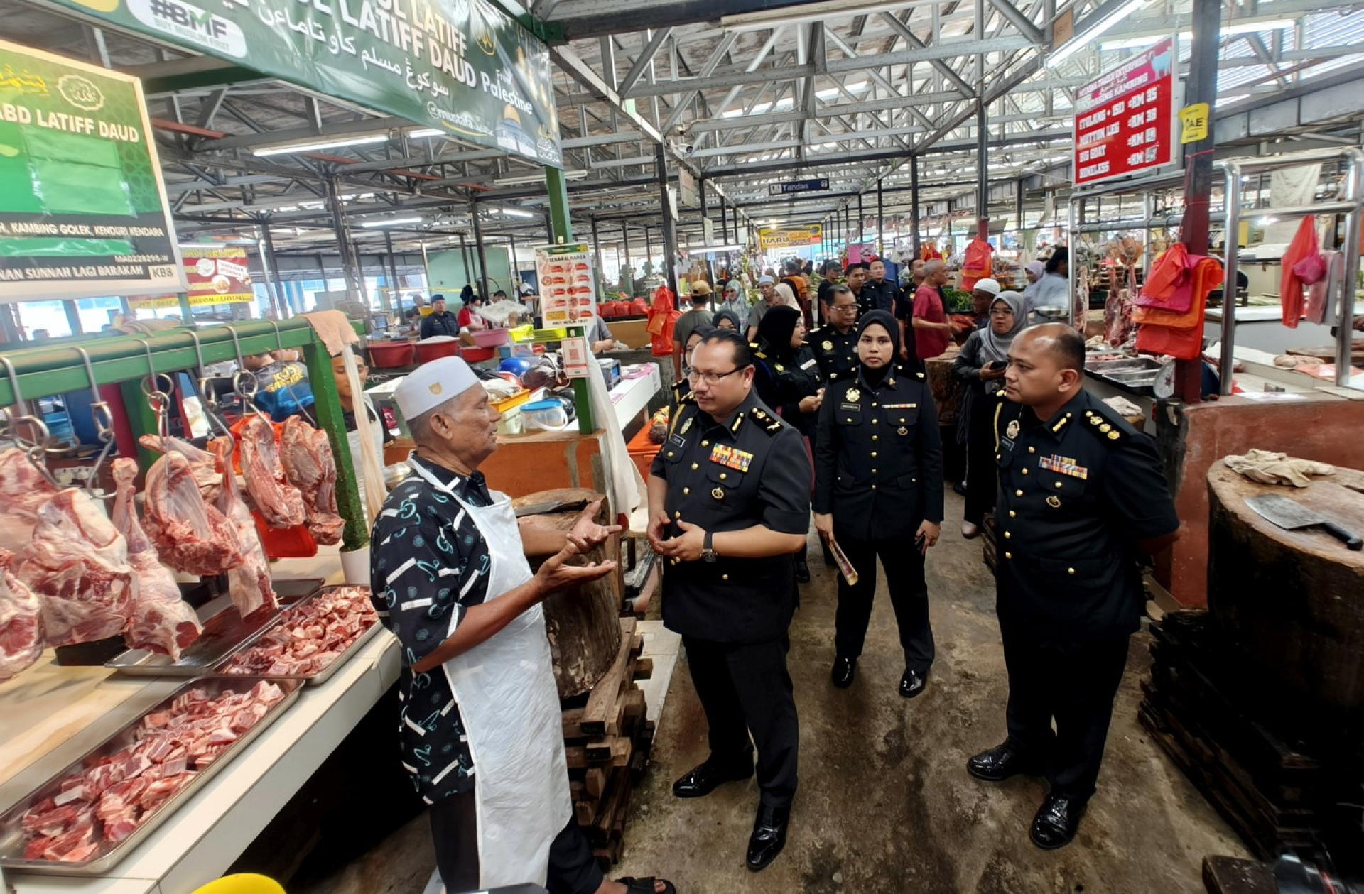 内贸部的检查行动发现，全国大多数商家都有遵守27种统制品顶价。（档案照）