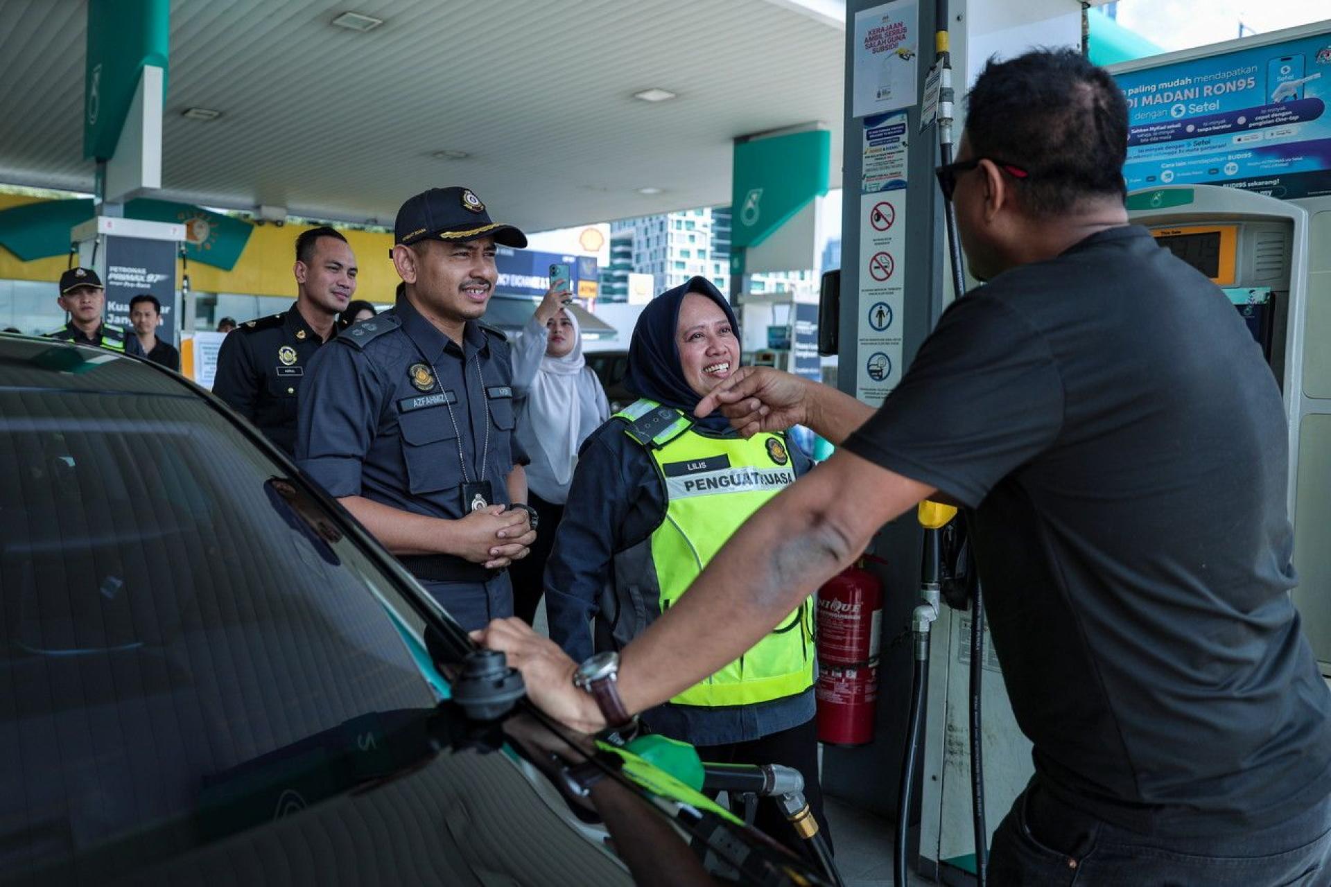 莉莉丝周三（1日）现场监督在新山周边多家加油站，对禁止向外国注册车辆销售RON95汽油展开的执法行动。