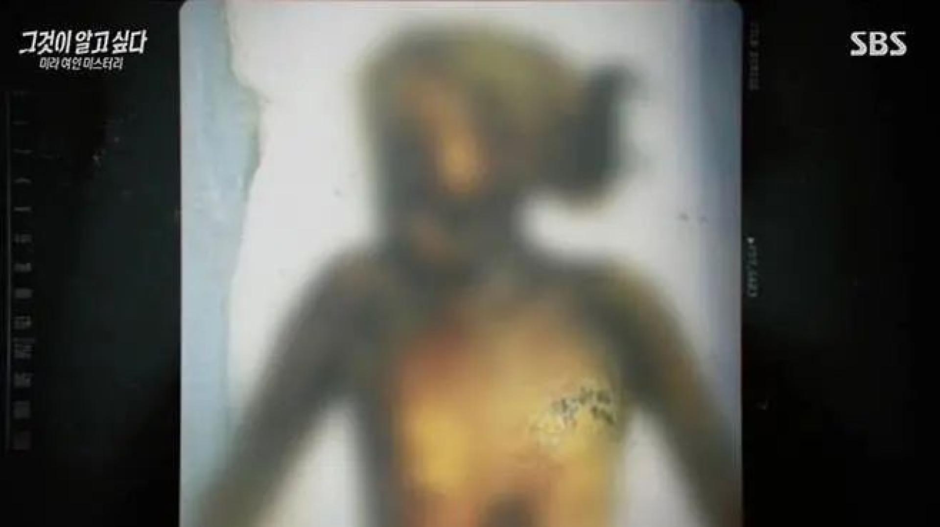 尸体皮肤完整，胸前还有一枚花朵纹身。