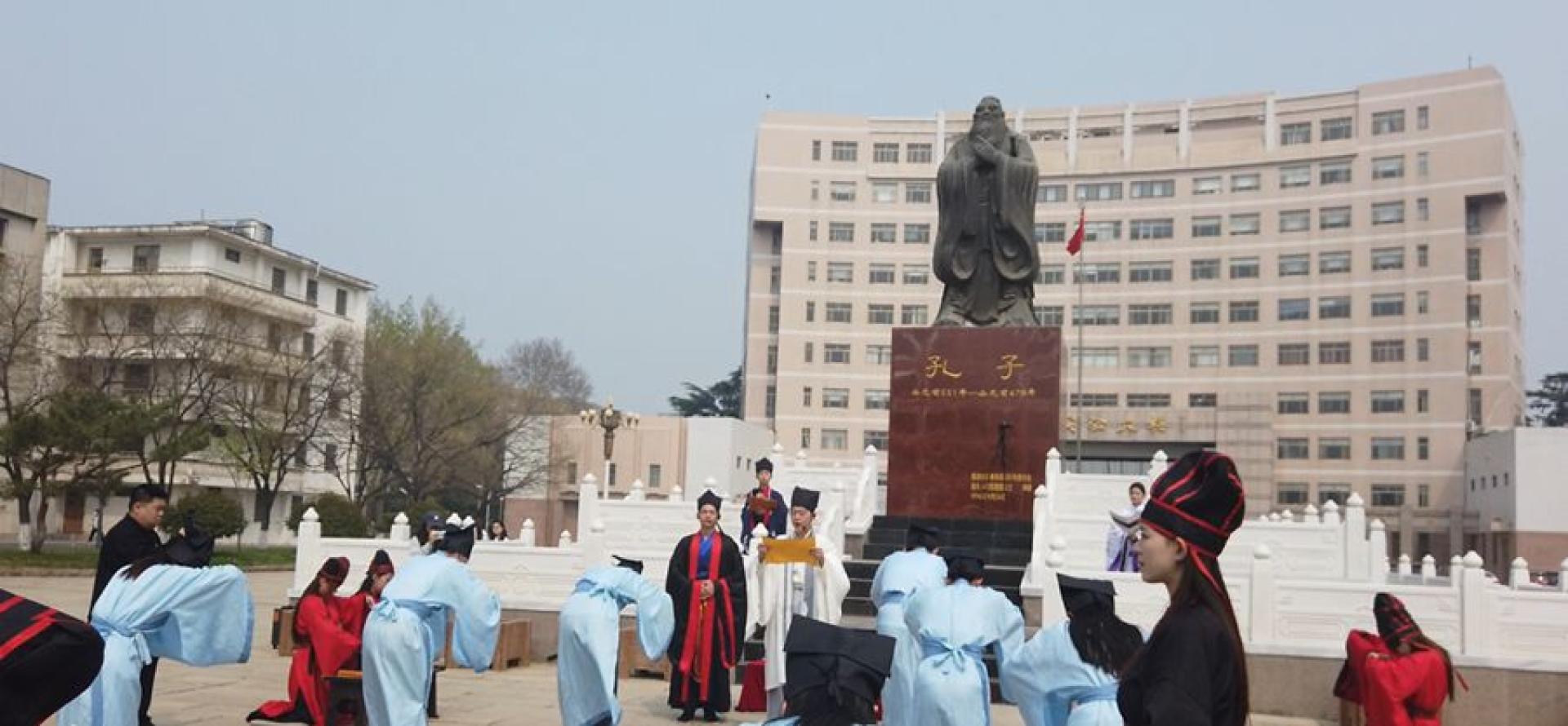 两岸青年在曲阜师范学院参加敬师礼。