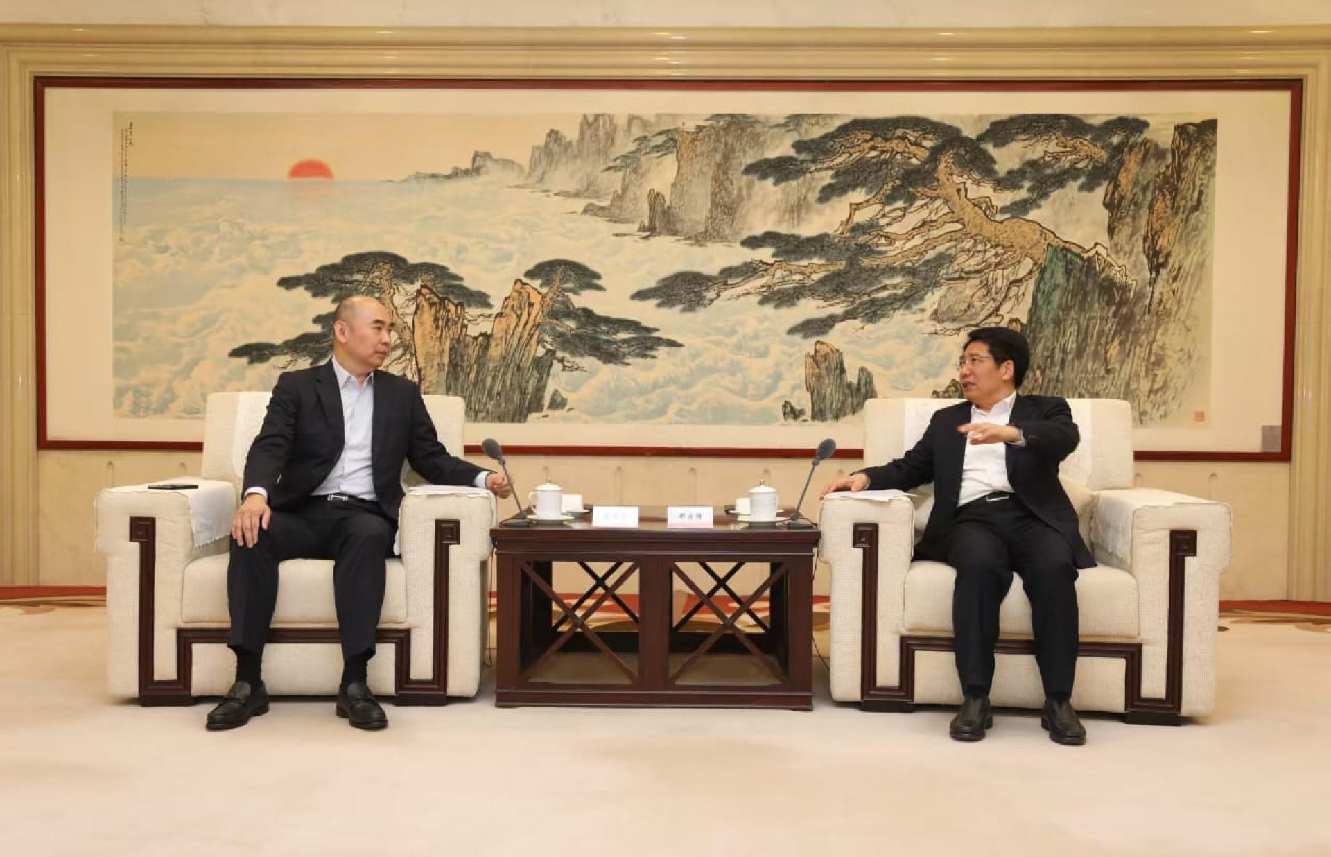 吴逸平（左）与邓云峰（右）互致问候并交流。