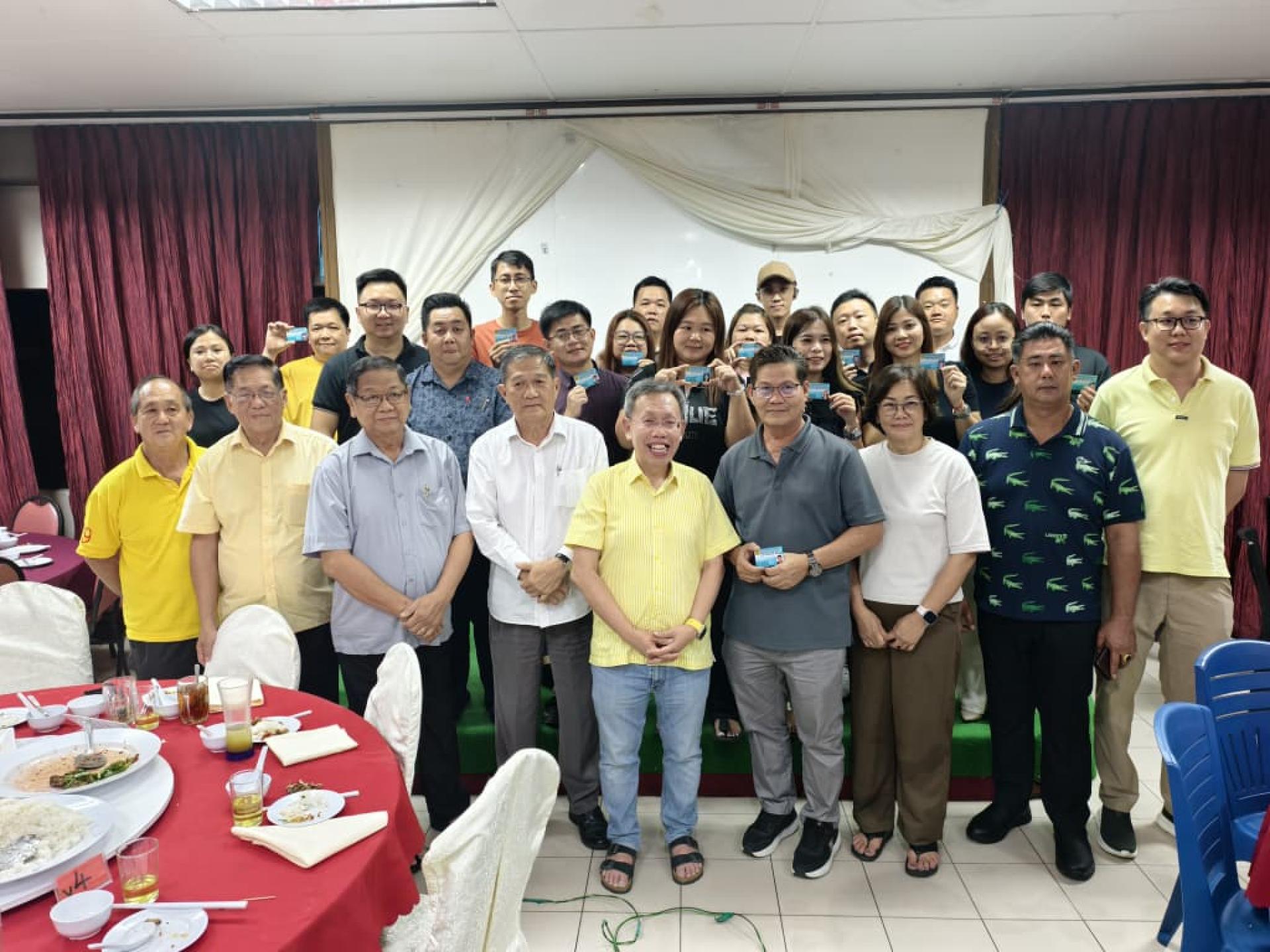 拿督阿玛沈桂贤与出席该党石角支部举行的党员卡移交仪式的20位新党员合影。