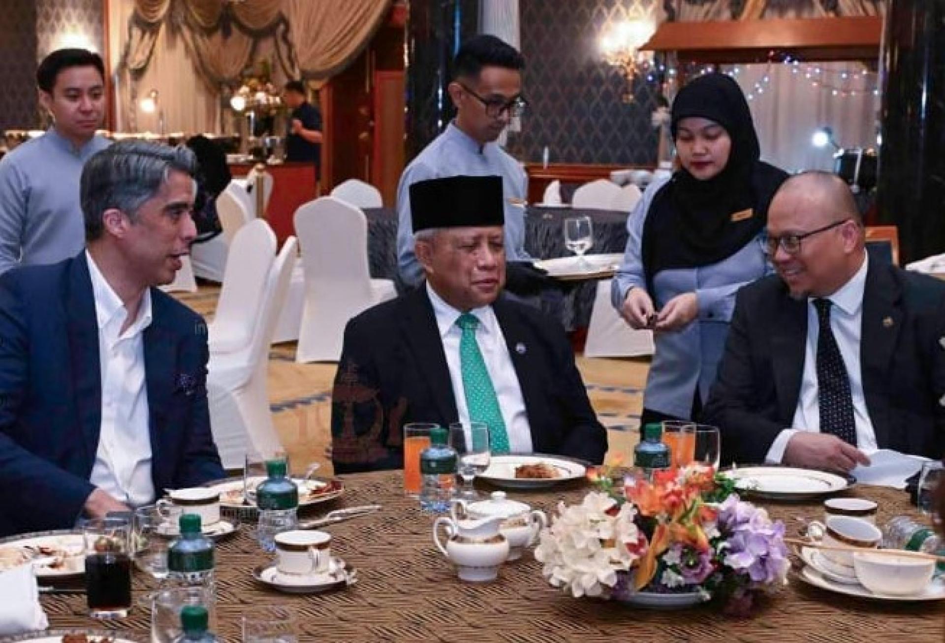 首相署部长兼第二国防部长丕显哈尔比与卫生部长拿督依桑交谈