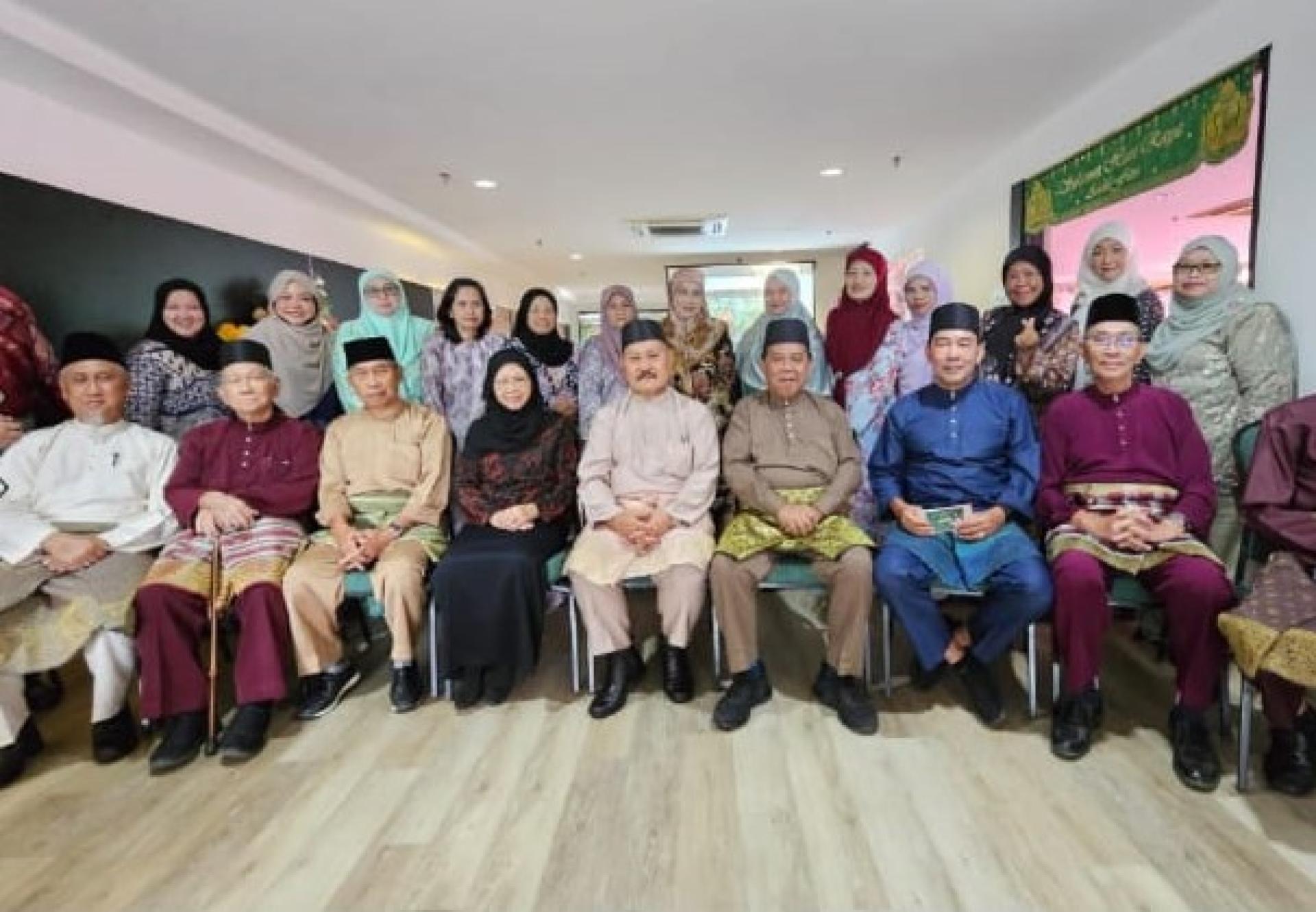 汶莱马来教师联合会理事在开斋节活动合影