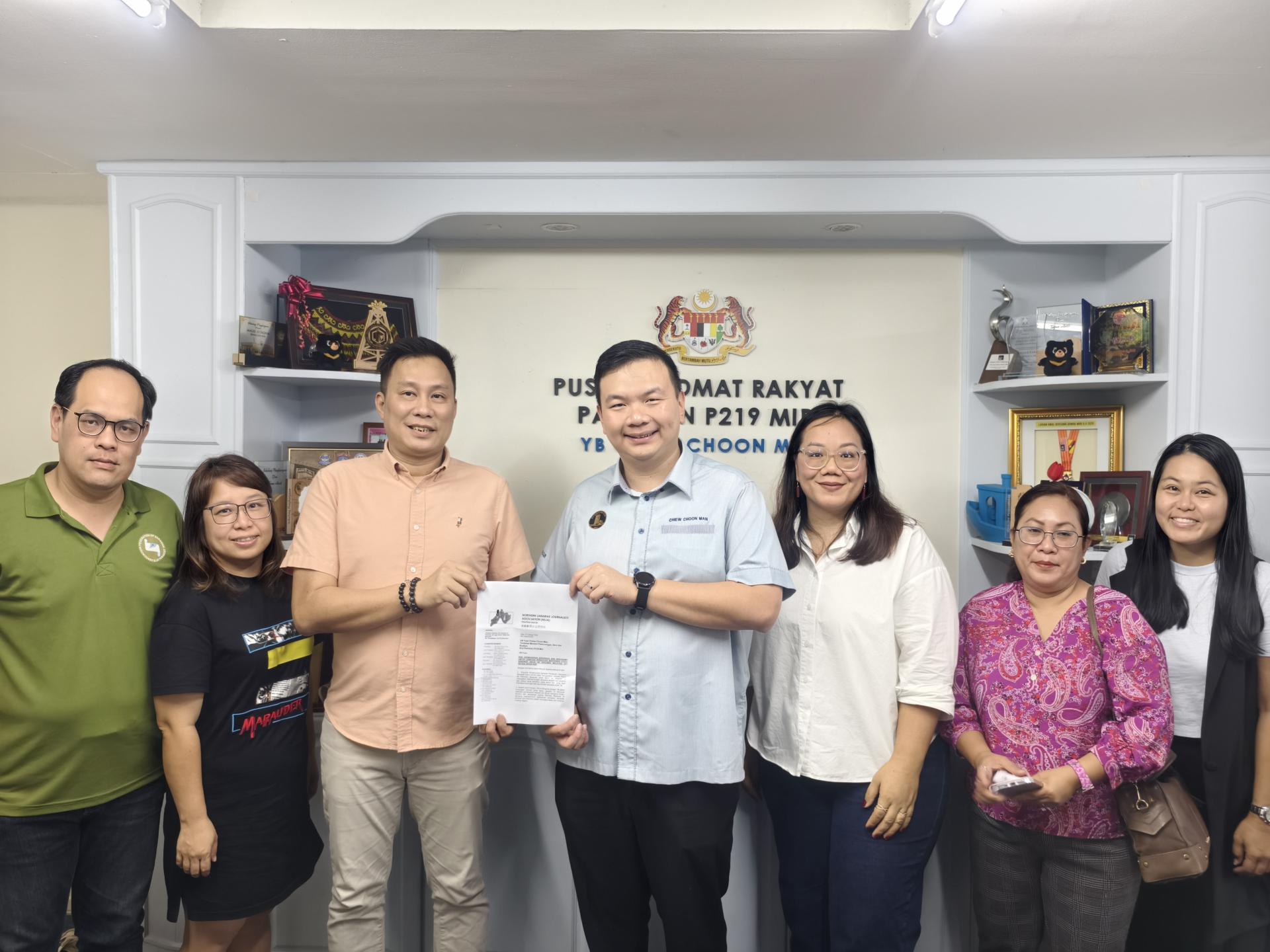 北砂新闻从业员协会会长蔡传晋（左3）移交信函予马来西亚旅游、艺术及文化部副部长兼美里区国会议员赵俊文。