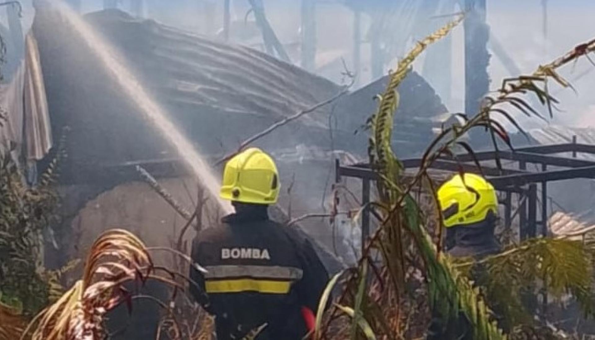 消拯员进行灭火