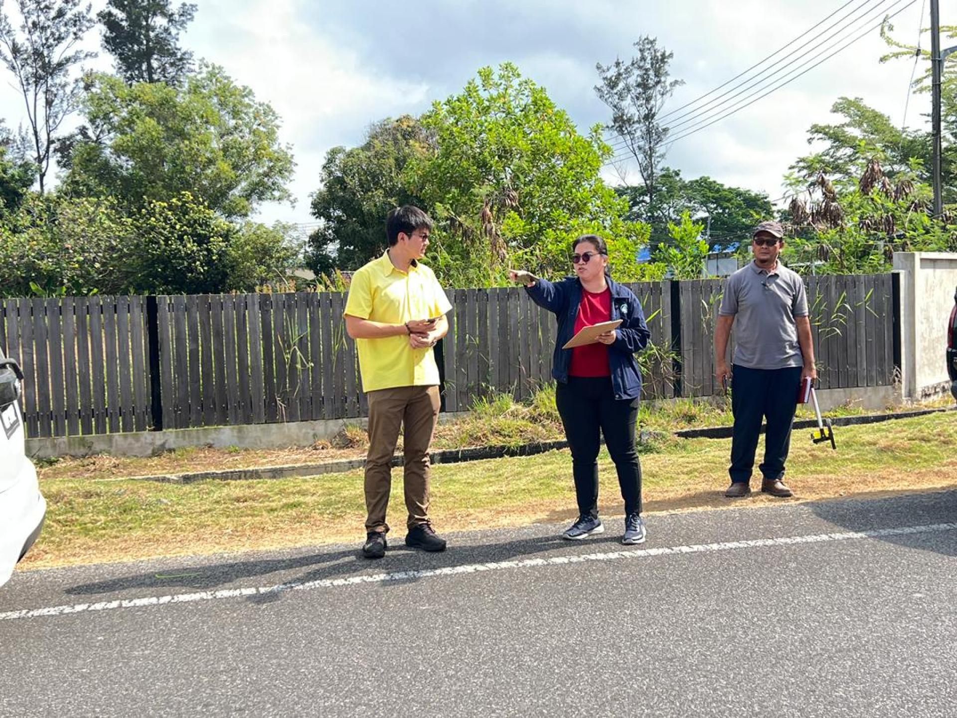 谢家洪（左）一行人在甘榜鲁哇实地了解排水情况，以规划提升工程。