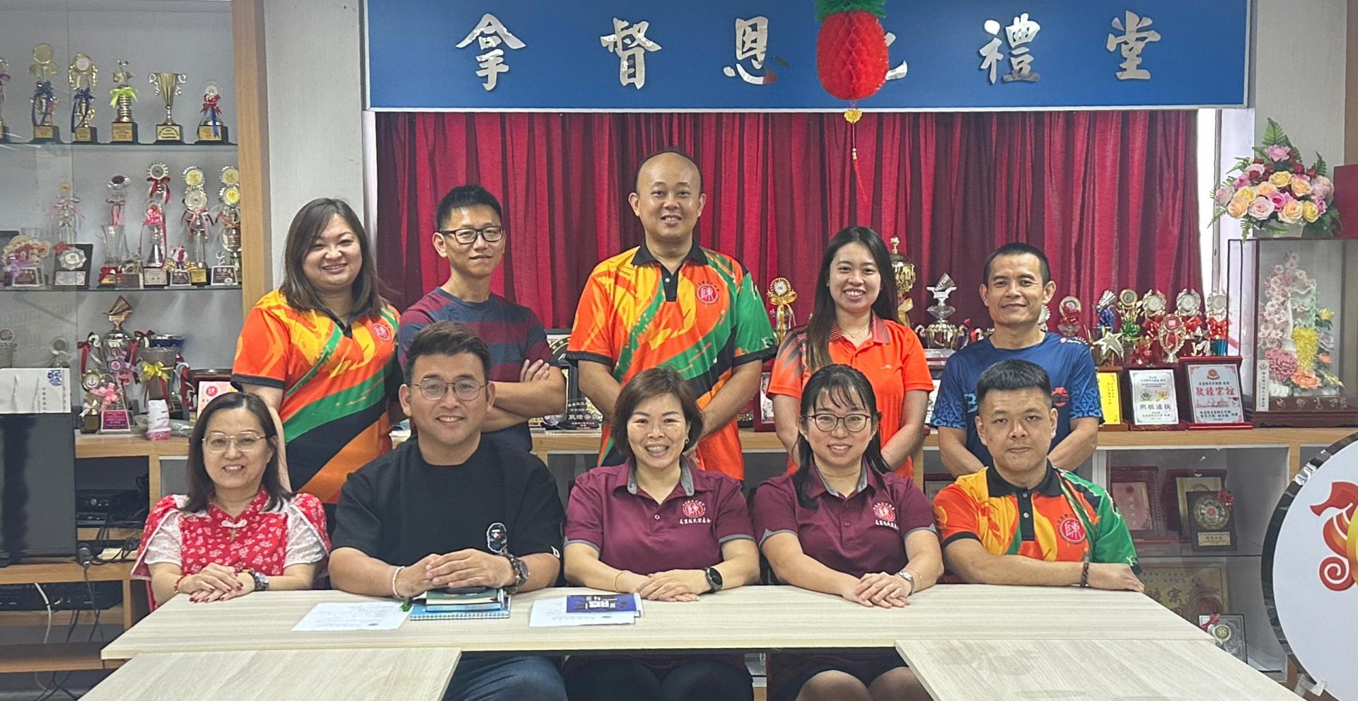 美里陈氏宗亲会青年团捐血活动筹备会成员合影。前排中者为青年团团长陈玉莲，后排中者为筹备会主席陈立仁。