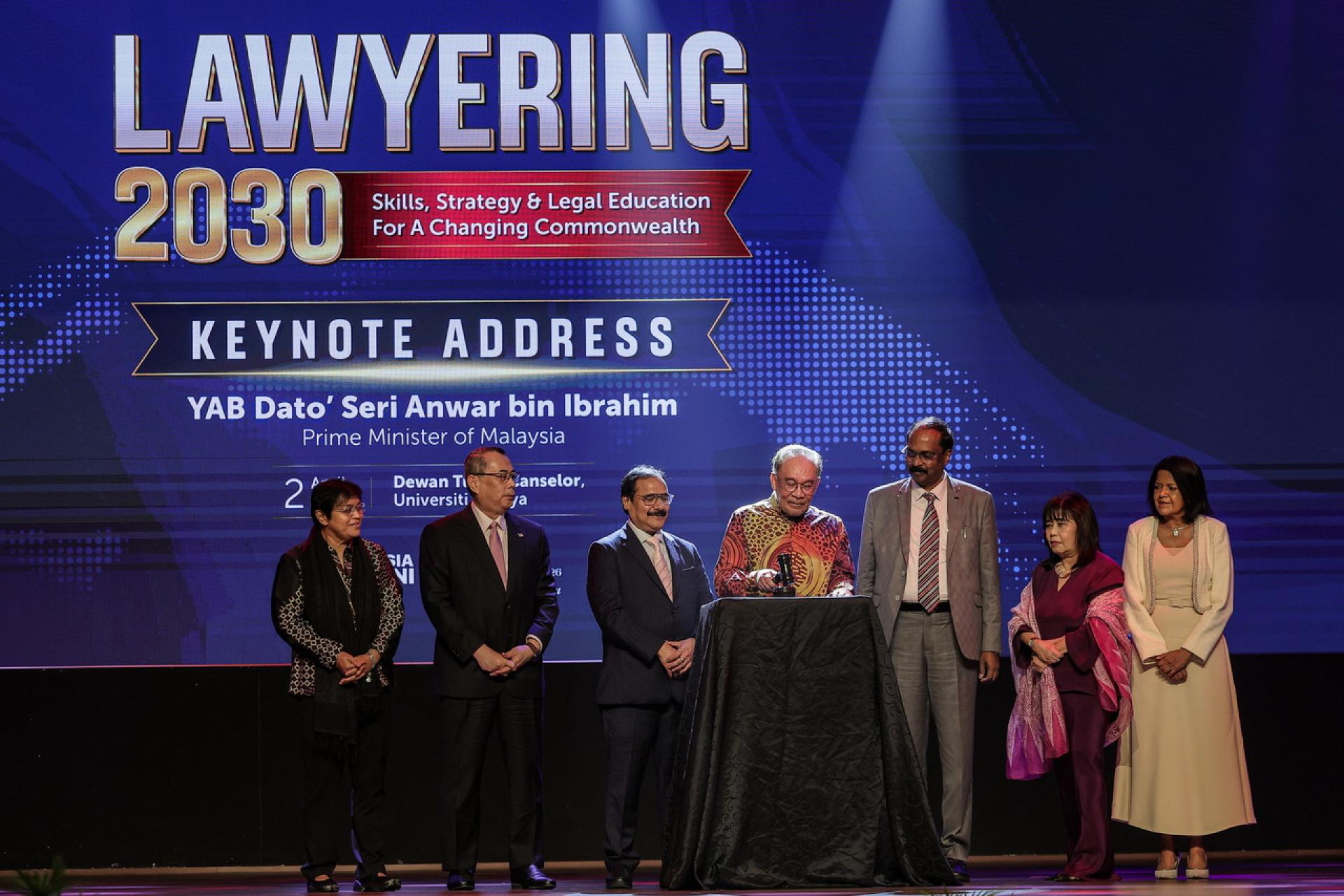 首相安华（左4）为2026年共和联邦法律教育协会大会主持开幕。左起为阿莎丽娜及旺阿末法立。