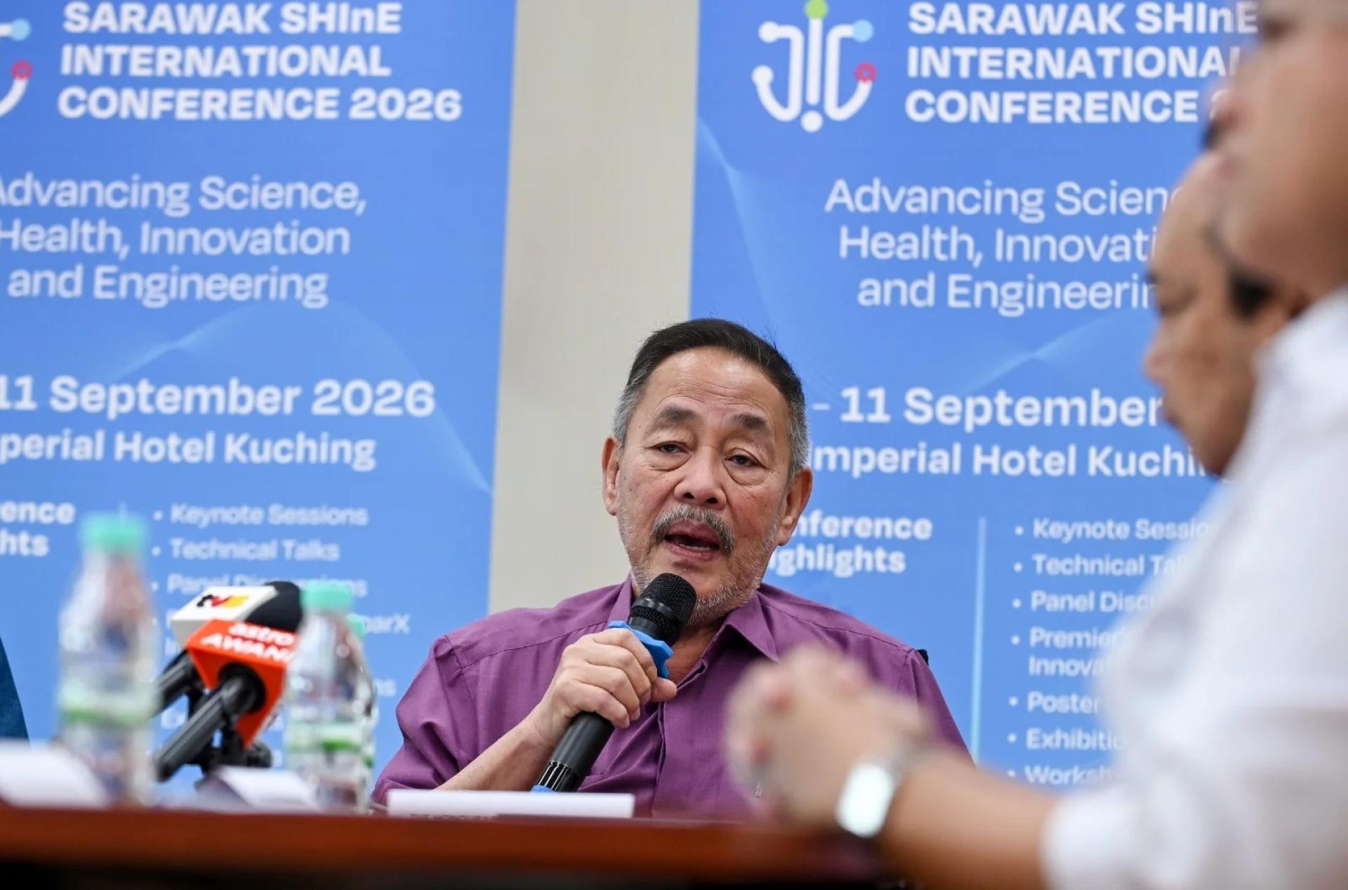 拿督斯里罗伦沙加摄于记者会。