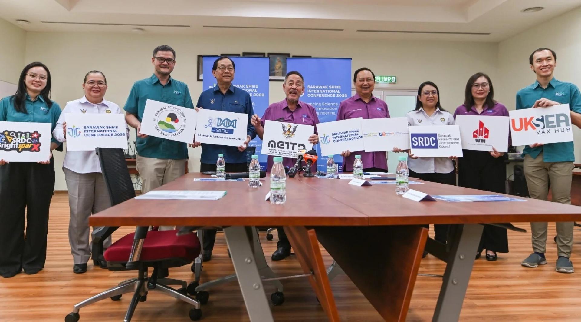 拿督斯里罗伦沙加（中）在砂拉越SHInE国际会议2026记者会期间，与官员及合作伙伴合影留念。