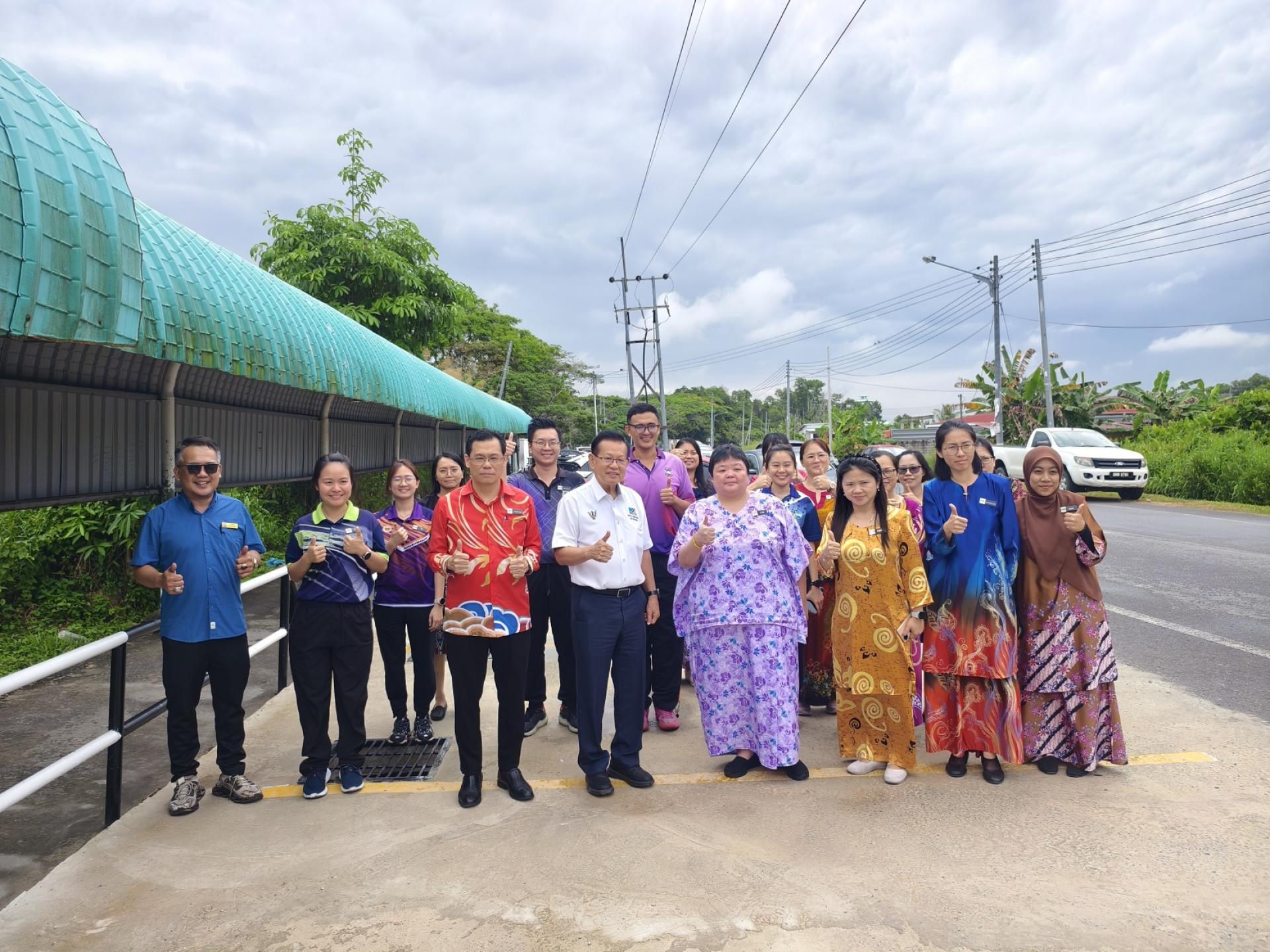 杜当中华公学校方与相关人士在校前沟渠覆盖工程完成后合影留念。右5起为杜当中华公学董事长兼砂交通部长拿督斯里李景胜及校长刘世坤。