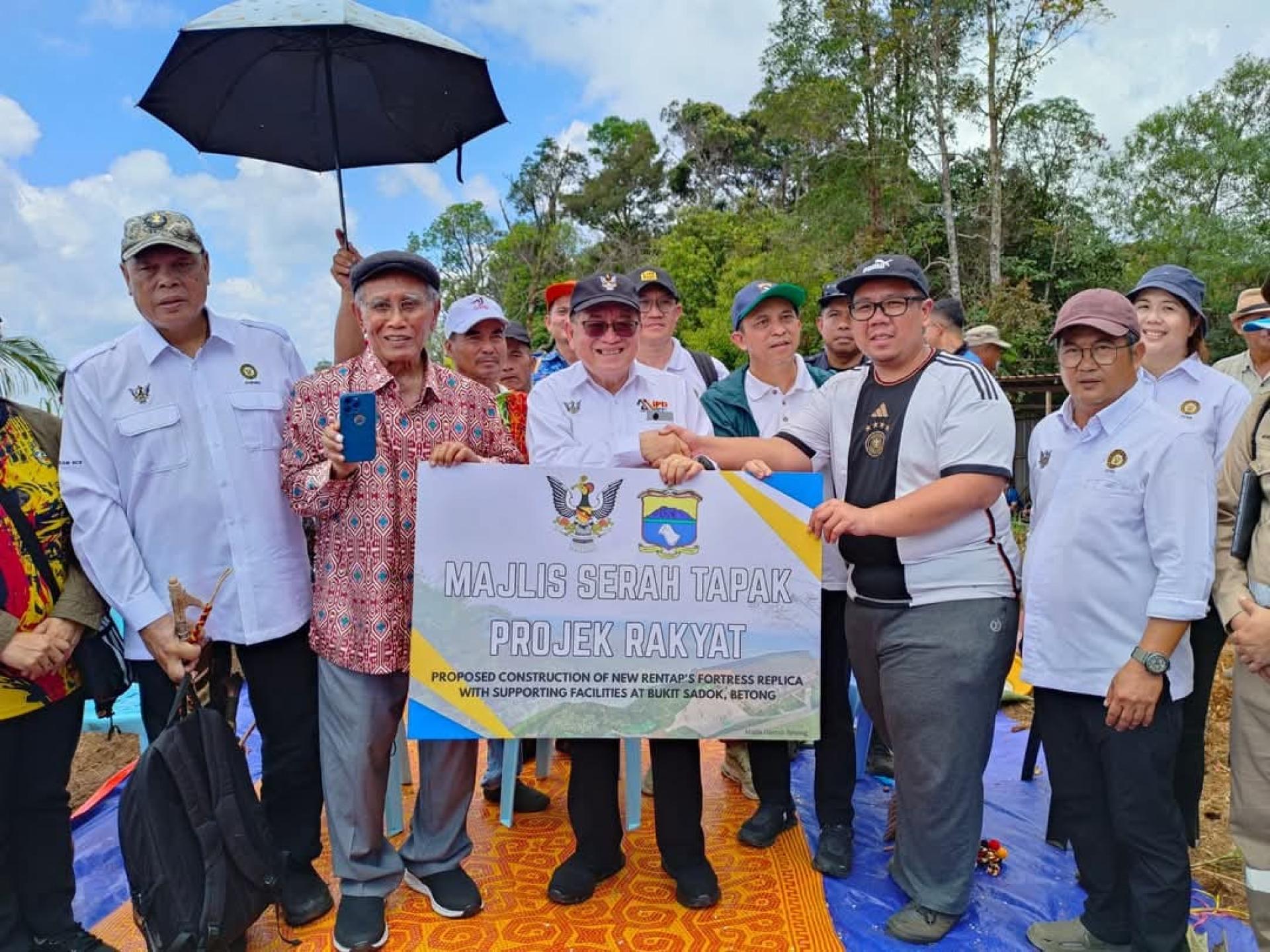 道格拉斯乌加（中）将伦塔堡仿建工程移交给指定承包商。