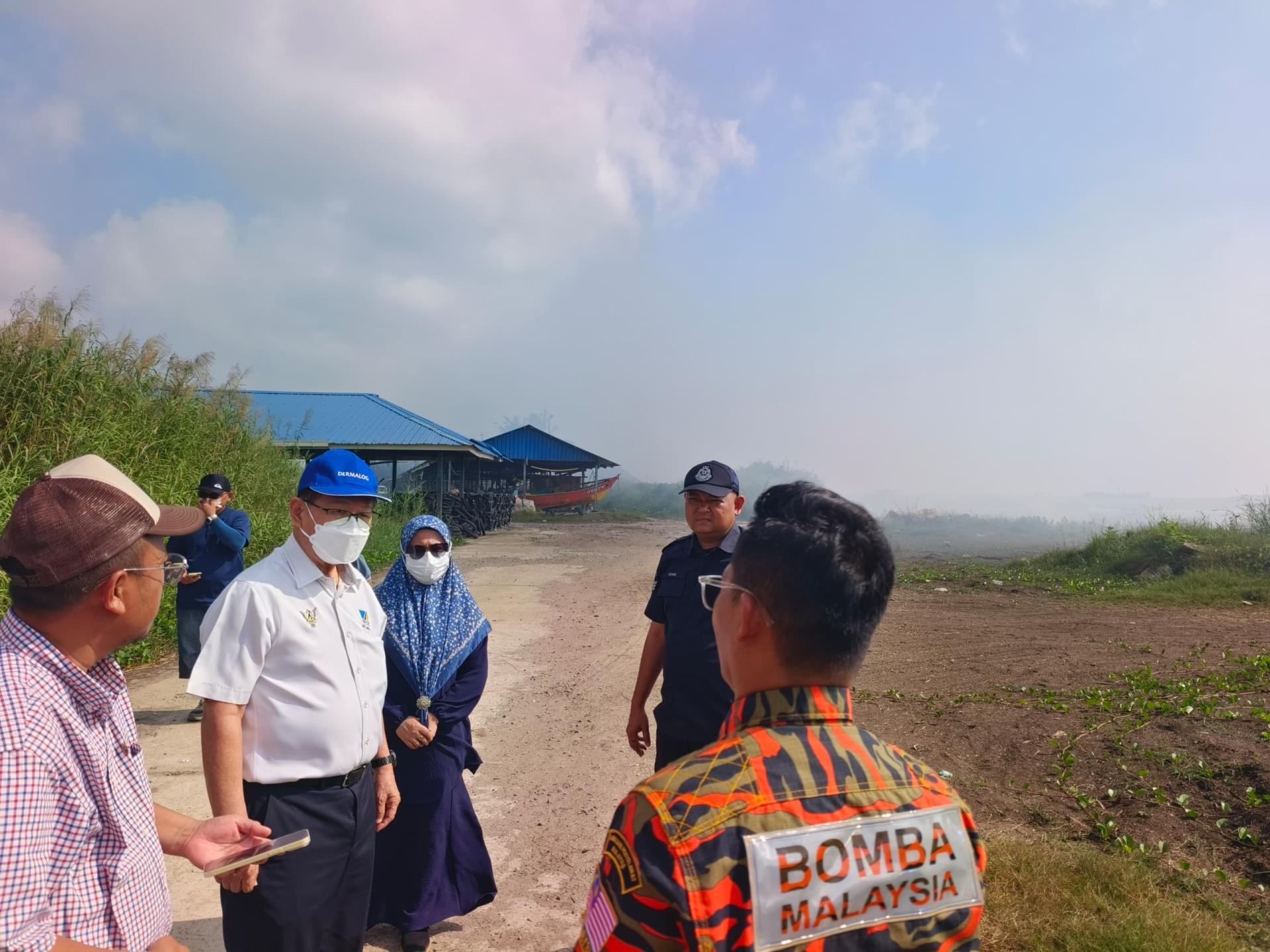 李景胜（左2）前往瓜拉峇南甘榜巴都沙杜火灾现场视察，了解实际情况。