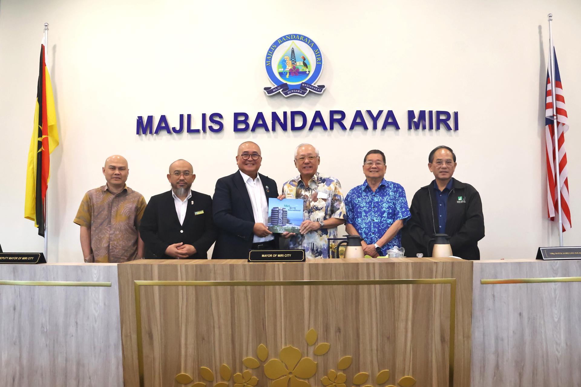 美里市长俞小珊（左3）赠送纪念品给拿督林淑强。