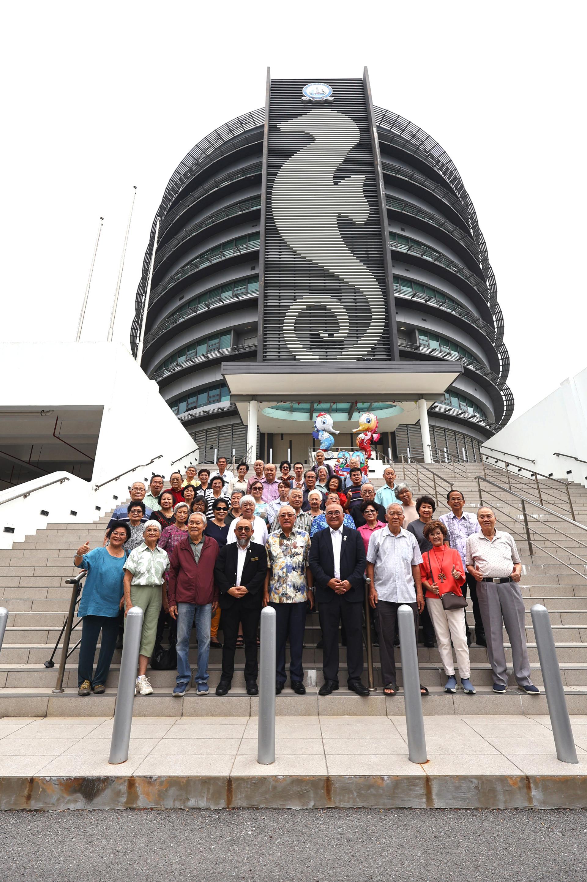 诗巫卫理中学1964年届校友一行今日到访美里市政局，在美里市政局大厦合影留念。前排右4起为市长俞小珊、拿督林淑强，以及副市长阿里芬。