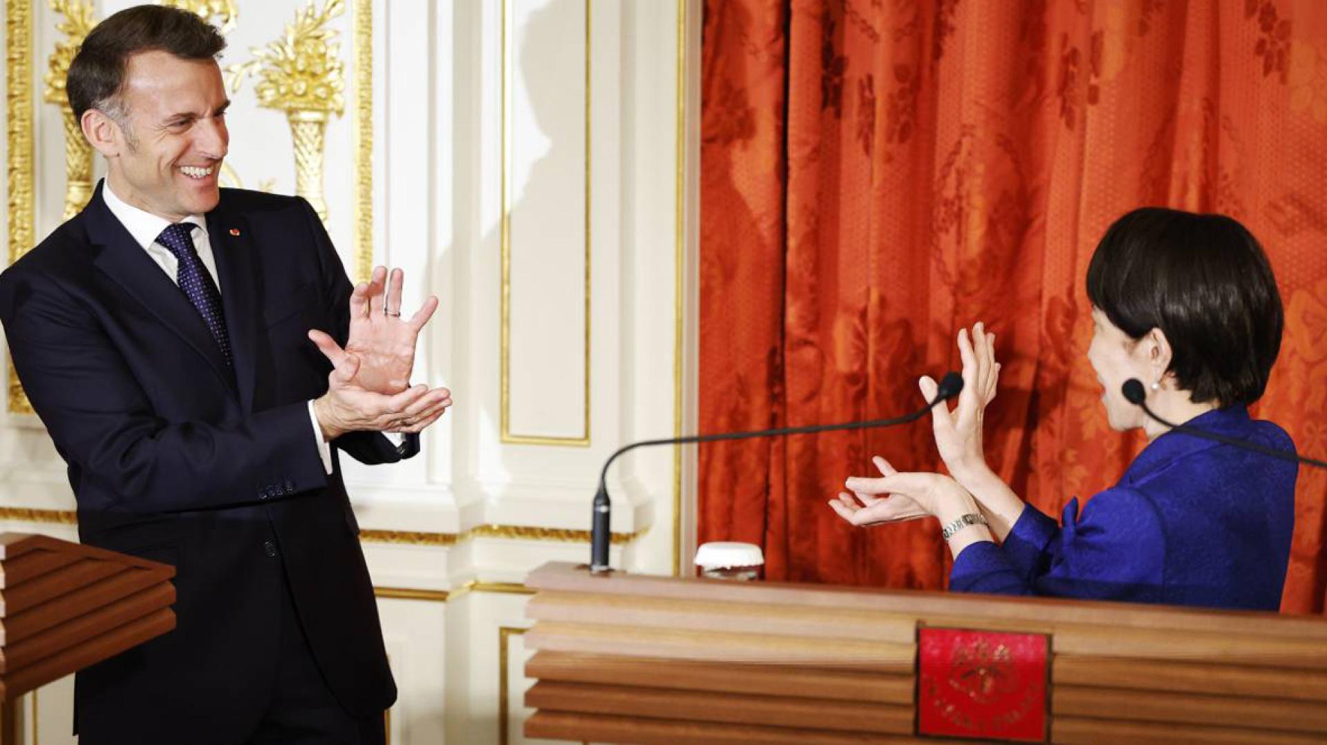 马克宏与高市早苗互轰“龟波气功”的照片成为网上热话。