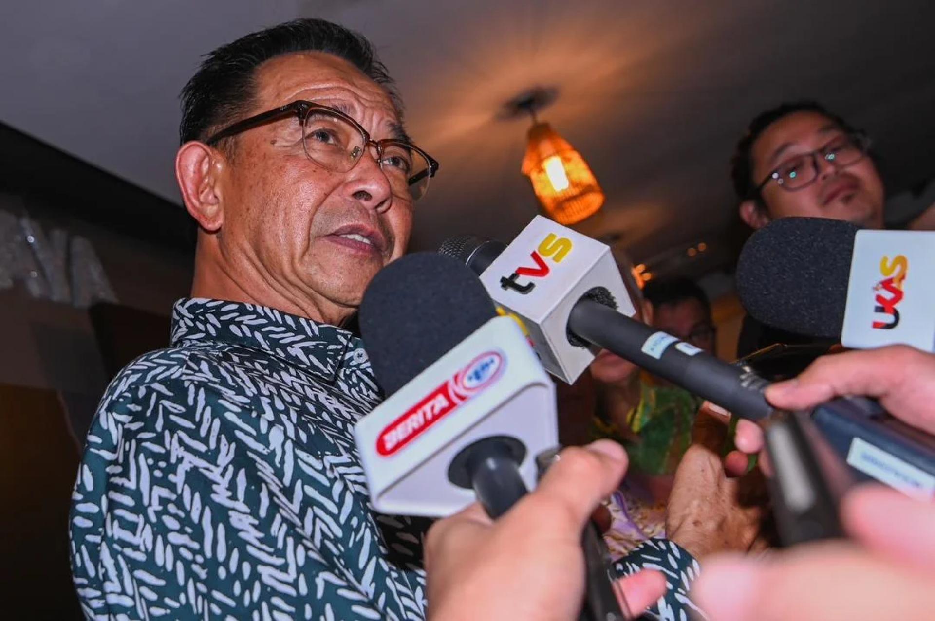 BERCAKAP... Abdul Karim ketika ditemui pemberita ketika ditemui pada Majlis Serumpun Sarawak di Kampung Budaya Sarawak