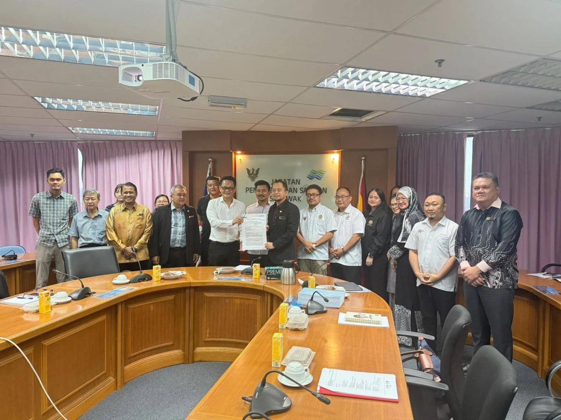 Royston menyaksikan penyerahan tapak mula Projek Pemuliharaan Tebingan Batang Mukah antara Sungai Penakub dan Sungai Tellian, hari ini.