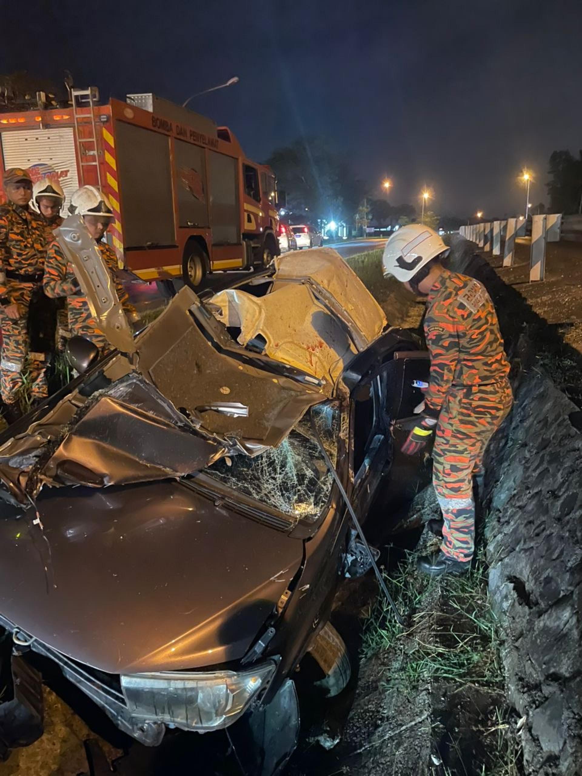 第二国产轿车贝扎疑失控自撞路肩。