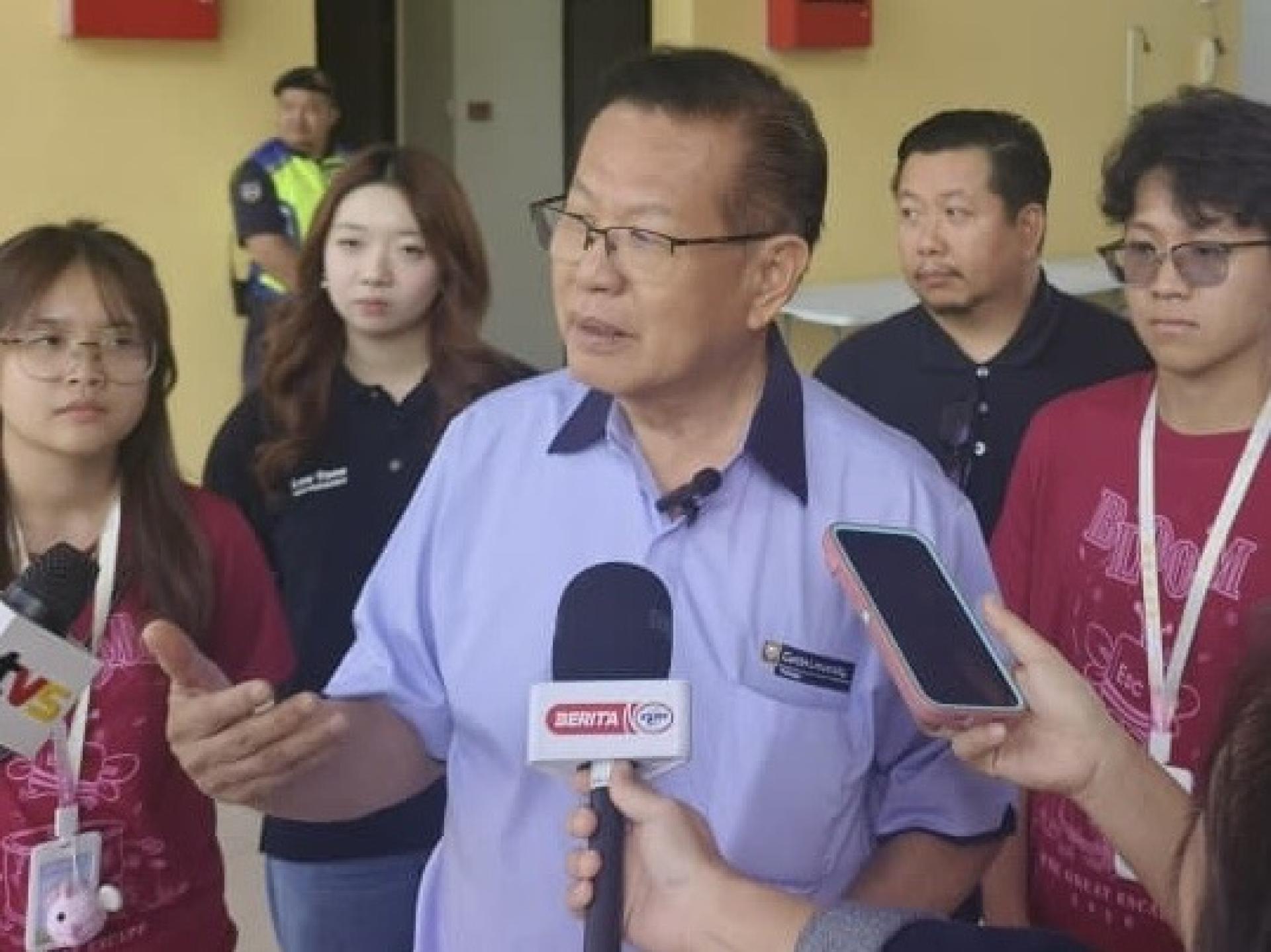 拿督斯里李景胜接受媒体访问时摄。