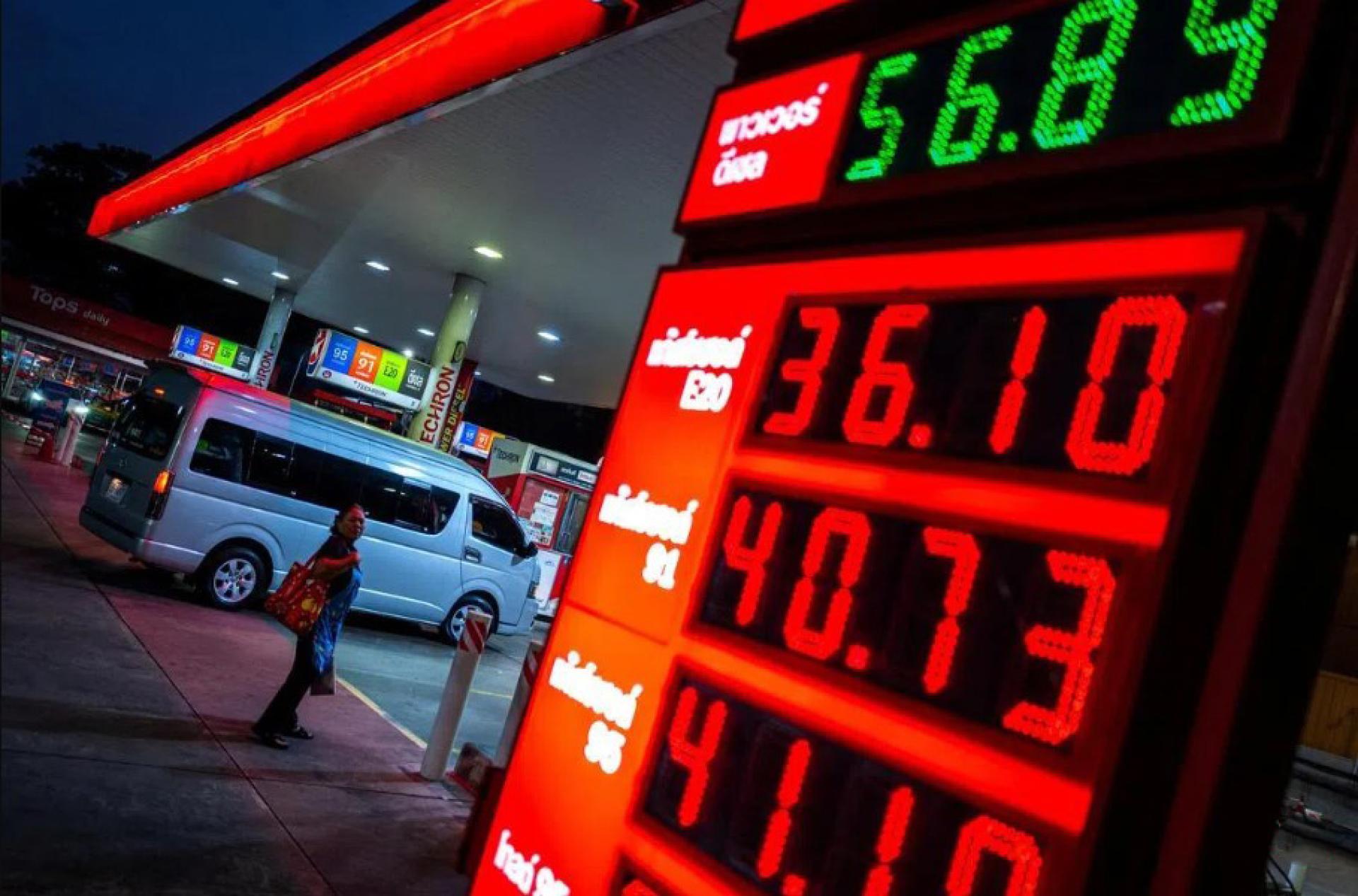 3月26日，泰国首都曼谷一个加油站前的油价牌。