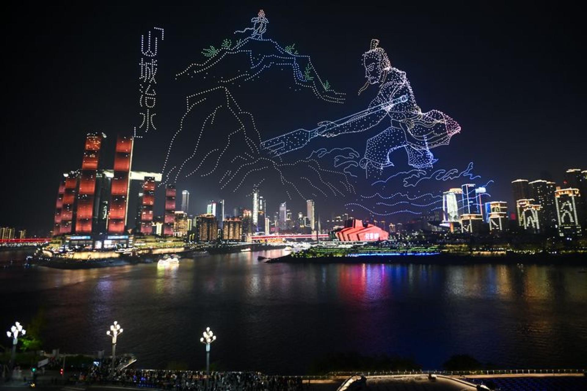 来渝排名前五位国家为泰国、马来西亚、新加坡、越南、印尼。图为3月28日晚，以绘本《呼归石》为蓝本的“新韵重庆”无人机灯光秀在两江夜空璀璨上演。